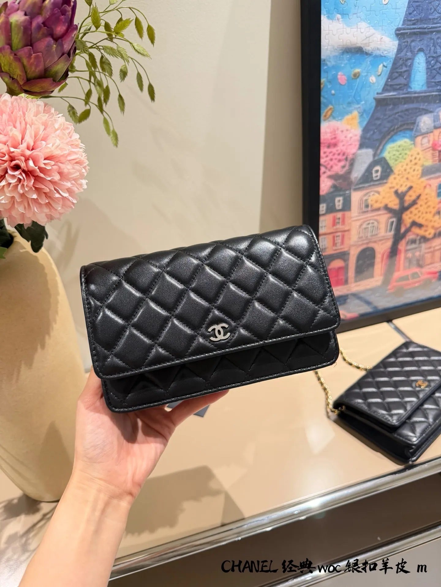 p175 香奈儿黑色WOC羊皮链条包 🖤香奈儿WOC羊皮链条包,经典菱格纹+柔软小羊皮,触感超细腻,黑银配色低调又高级✨。尺寸19×13×5cm,内部有卡位、拉链暗格,能装手机、口红等日常小物,链条可手提、单肩或斜挎,通勤、约会、正式场合都能轻松驾驭💼。羊皮材质需注意保养,避免刮擦和水渍哦!双盒