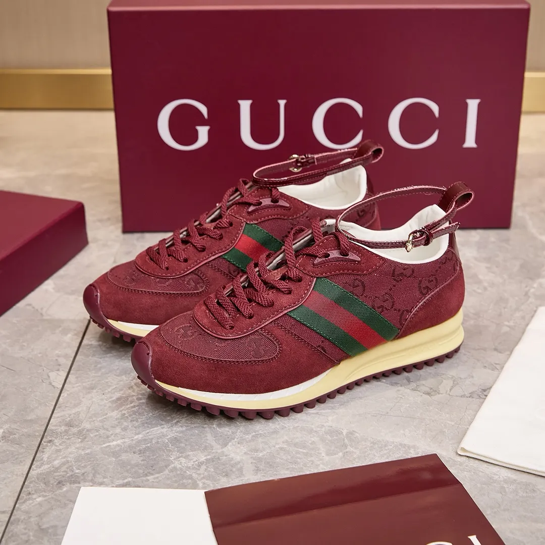 P320 古驰 / Gucci Gucci Re-Motion系列女士运动鞋 35-40 古驰运动鞋 这款运动鞋采用动感十足的廓形，配以可拆卸可调节踝部绑带。轻盈且灵活的外底经过特殊处理，洋溢着浓郁的复古风情。标志性红绿织带令这件单品愈发饱满。 白色绒面材质 女士 GG尼龙 红绿织带 织物衬里 可拆卸可调节踝部绑带 饰互扣式双G和手写体Gucci标识橡胶外底 饰互扣式双G细节孔眼 鞋舌饰以高频压花工艺打造的3D立体Gucci字样标识和互扣式双G元素 系带固定