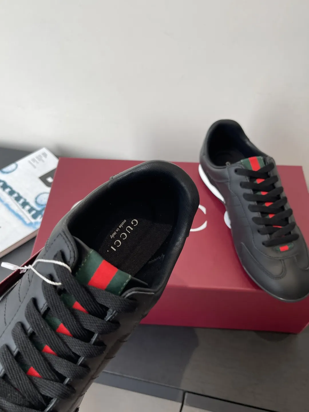 橙子出厂价💰145 男码暂未出货 Gucci 古驰 Shift系列 复古 德训鞋 休闲 运动鞋 阿甘鞋 Gucci Shift系列全新上市 轻盈设计焕新诠释运动风尚 利落廓形更添自在本色 行动间彰显精致质感 织带细节宛如一道延绵不绝的饰带贯穿于整个设计 侧边缝线细节增添点睛之笔 面料原版定制进口头层牛皮 内里原版定制柔软羊皮里 码数 35-44