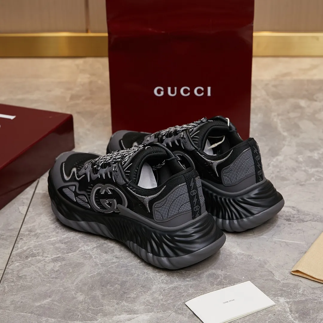 p380 古驰 / Gucci Gucci Ripple系列 运动鞋男女士35-46 早秋系列以现代视角焕新诠释品牌经典设计元素和精致图案。这款厚底运动鞋以轻薄双色网布匠心打造，巧妙融入撞色互扣式双G和闪电橡胶细节，洋溢着浓浓的科技感。 绿色和黄色网布 刺绣细节 互扣式双G和闪电橡胶细节 橡胶鞋底 鞋底饰Gucci互扣式双G标识细节 互扣式双G橡胶标识 多色鞋带 另附一副鞋带 系带式 低跟