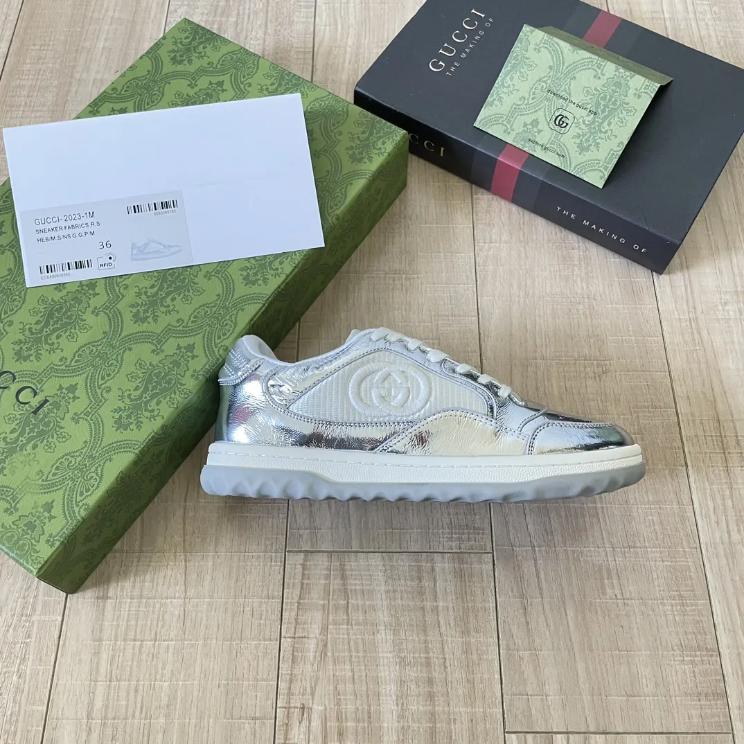 橙子出厂价💰115 Gucci 古驰春夏新款 MAC80系列 情侣款运动鞋 休闲鞋小白鞋 精致小巧的互扣式双G标识浪漫诠释此系列的美学理念。选用米白色皮革,复古灵感巧妙融于运动鞋设计,焕新演绎品牌标识。 面料:原版定制进口头层牛皮 内里:原版定制进口透气网里 大底:原版开模双色TPU大底 码数:35-44