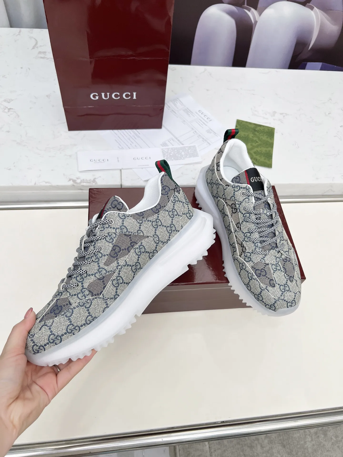 ❤️🔥❤️🔥❤️🔥Gucci系列 2.0运动鞋重金打造❤️🔥❤️🔥❤️🔥焕新演绎品牌标志性条纹织带元素😍😍当复古基因撞上未来感设计🎊🎊这双古驰新鞋直接把潮流阈值拉满💥 ✔️配色卡龙撞色+经典条纹,GG反光滚边,视觉冲击拿捏,出街自带高光滤镜 ✔️ 结构多层异材质拼接,网纱透气、皮革定型,大底EVA发泡及TPU组合😍😍😍时髦与实用双在线 ✔️ 细节做双G中底+标志性双G锁扣鞋带,复古DNA疯狂躁动,每一步都踩在潮流审美上❤️❤️❤️❤️ 配码:男39-44 💰270