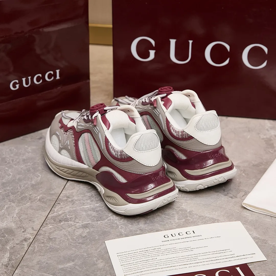 p460 古驰 / Gucci Gucci 2.0男女士运动鞋 35-45 (男码先出) Gucci 2.0运动鞋焕新演绎品牌标志性条纹织带元素。这款运动鞋焕新诠释标志性细节,采用EVA厚鞋底,搭配灵动廓形,带来稳步舒适穿着体验。 灰色和蓝色网眼布和皮革 皮革衬里 GG反光滚边 加衬织带 饰GG EVA橡胶鞋底 系带固定,配有互扣式双G鞋带