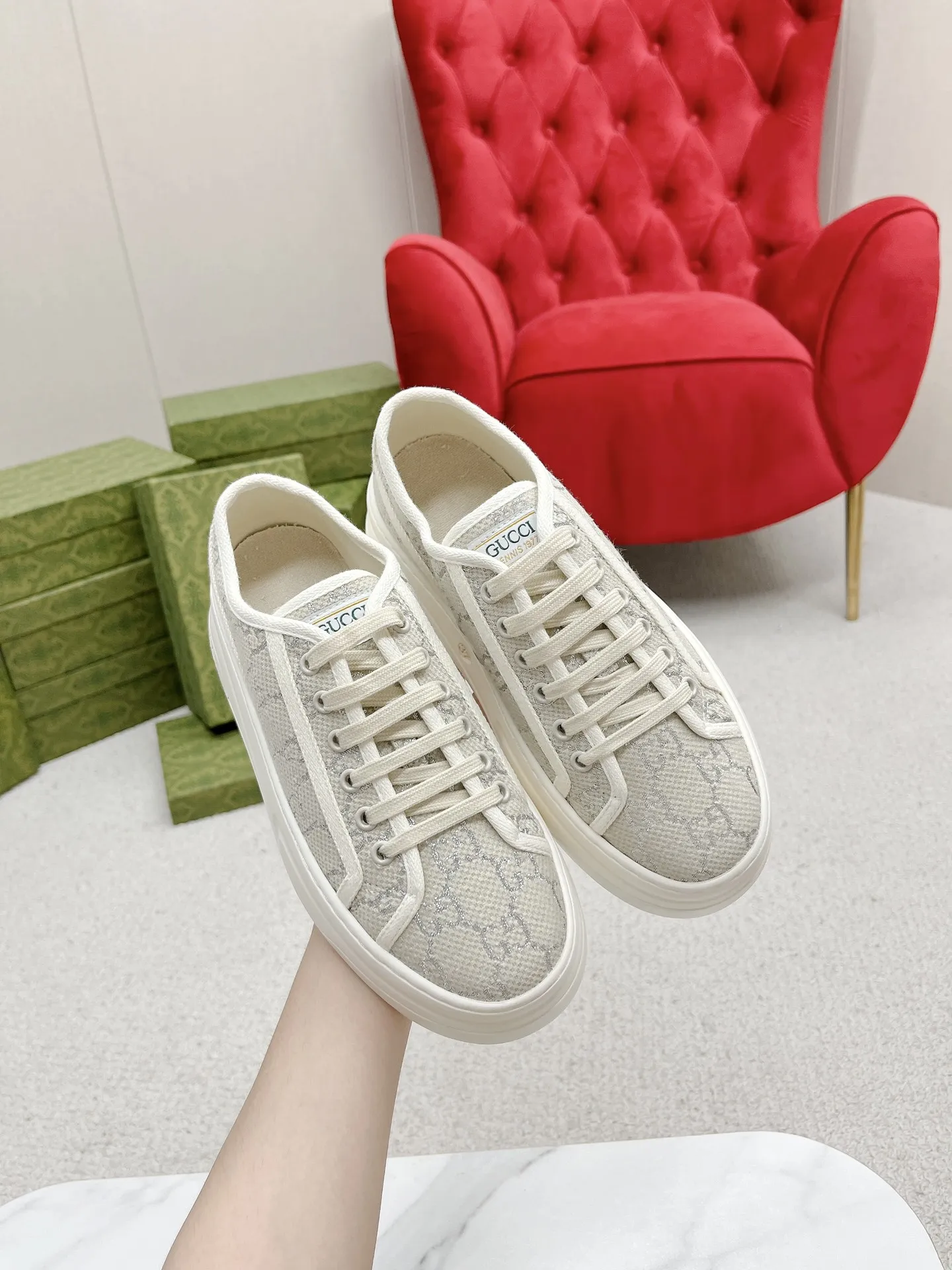 橙子出厂价💰110 GUCCI 古驰 经典刺绣GG低帮老花厚底帆布鞋 休闲鞋板鞋 情侣款 这件亮眼吸睛的单品从网球世界中汲取创作灵感。这款运动鞋采用同色调米色和乌木色经典GG帆布制成,厚实鞋底和撞色织物滚边流露现代美感。 鞋面:经典GG帆布 大底:互扣式双G橡胶大底 底厚:5CM 码数:35-44