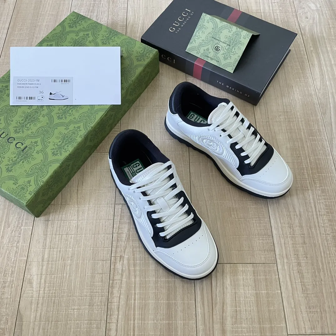 橙子出厂价💰115 Gucci 古驰春夏新款 MAC80系列 情侣款运动鞋 休闲鞋小白鞋 精致小巧的互扣式双G标识浪漫诠释此系列的美学理念。选用米白色皮革,复古灵感巧妙融于运动鞋设计,焕新演绎品牌标识。 面料:原版定制进口头层牛皮 内里:原版定制进口透气网里 大底:原版开模双色TPU大底 码数:35-44