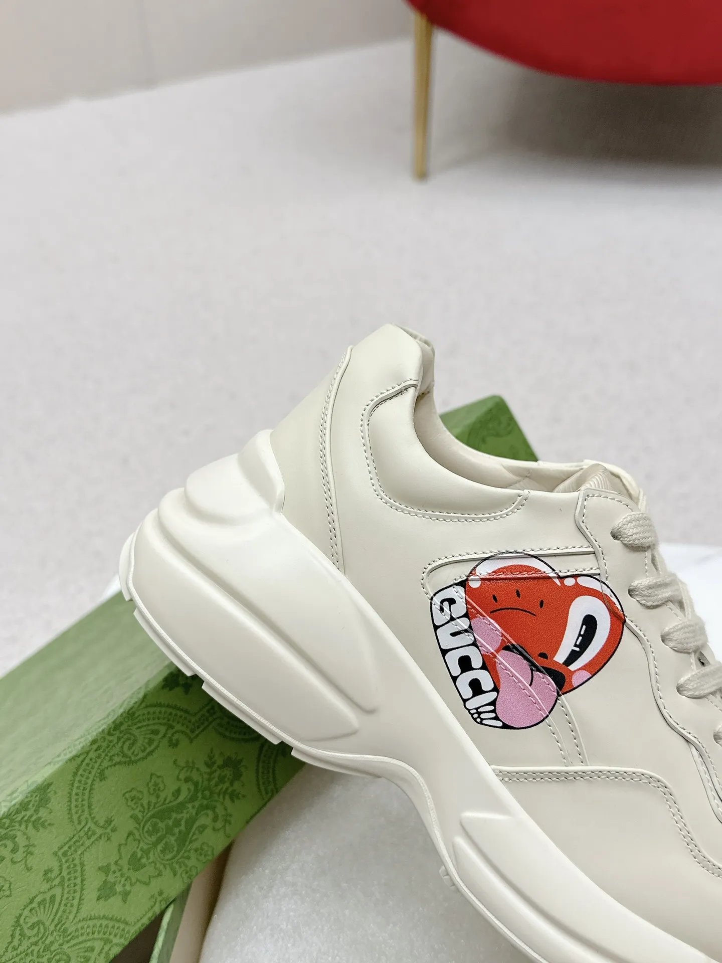 橙子出厂价💰135 【跑量主推款】Gucci 古驰 经典休闲男女运动鞋 增高厚底老爹鞋 情侣款 此款老爹鞋在今年仍然还是很受欢迎。对于爱美的人来说,鞋柜里不仅应该有一双白色的鞋子,还应该配有一双又帅又凹的老爹鞋!它的设计非常耐用,鞋底感觉非常柔软。穿在脚上既防滑又耐磨,而且用途广泛。为了显示自己的身高,老爹鞋子也是一个不错的选择。这款GUCCI是很好看的米白色,超级百搭。不挑衣服穿,也不挑包,随便搭。它穿上脚超级舒服,很软,还可以增高。 码数:34-45男女同款