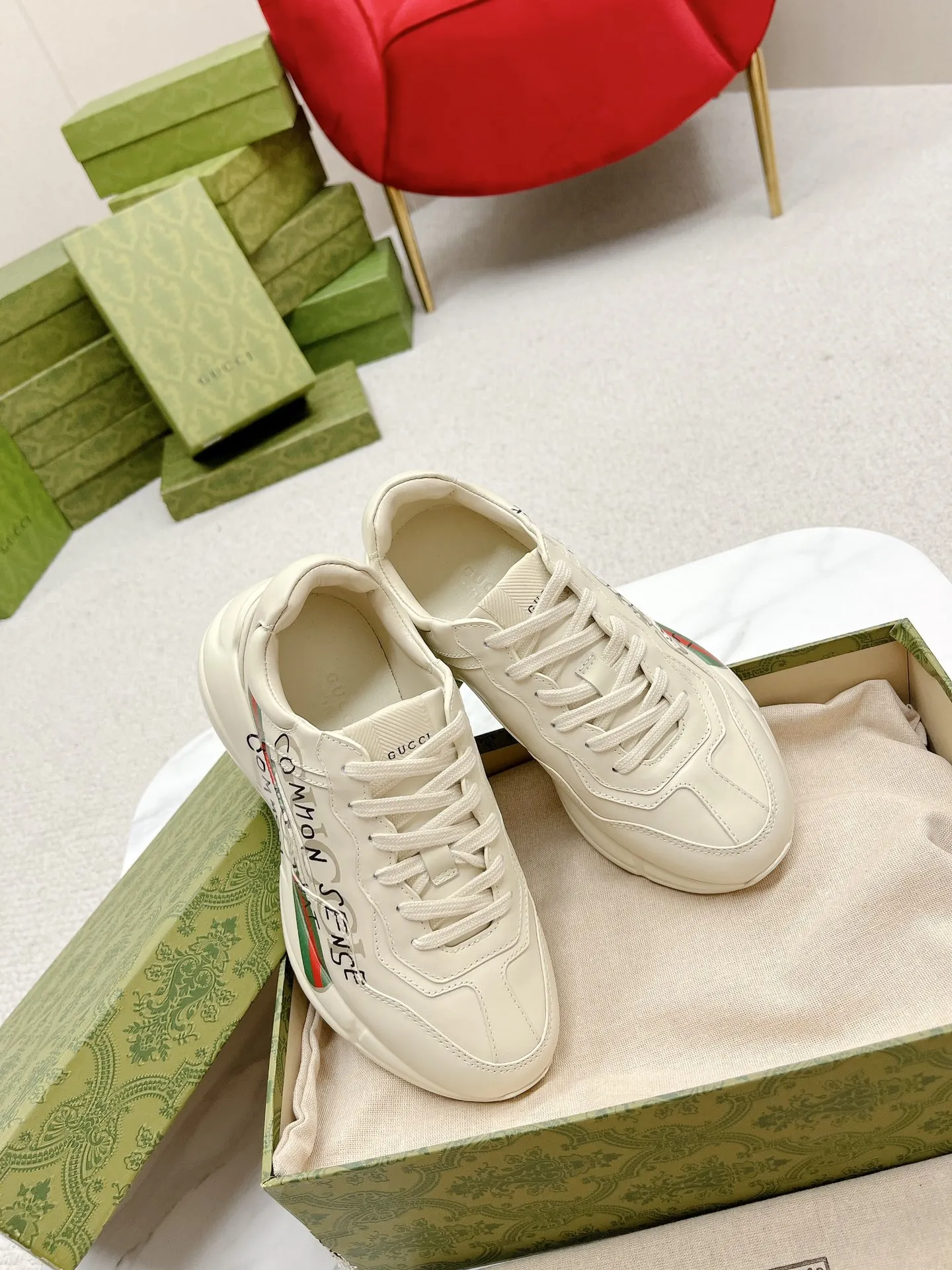 橙子出厂价💰135 【跑量主推款】Gucci 古驰 经典休闲男女运动鞋 增高厚底老爹鞋 情侣款 此款老爹鞋在今年仍然还是很受欢迎。对于爱美的人来说,鞋柜里不仅应该有一双白色的鞋子,还应该配有一双又帅又凹的老爹鞋!它的设计非常耐用,鞋底感觉非常柔软。穿在脚上既防滑又耐磨,而且用途广泛。为了显示自己的身高,老爹鞋子也是一个不错的选择。这款GUCCI是很好看的米白色,超级百搭。不挑衣服穿,也不挑包,随便搭。它穿上脚超级舒服,很软,还可以增高。 码数:34-45男女同款