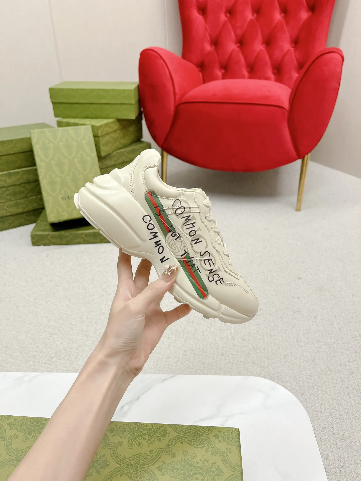 橙子出厂价💰135 【跑量主推款】Gucci 古驰 经典休闲男女运动鞋 增高厚底老爹鞋 情侣款 此款老爹鞋在今年仍然还是很受欢迎。对于爱美的人来说，鞋柜里不仅应该有一双白色的鞋子，还应该配有一双又帅又凹的老爹鞋！它的设计非常耐用，鞋底感觉非常柔软。穿在脚上既防滑又耐磨，而且用途广泛。为了显示自己的身高，老爹鞋子也是一个不错的选择。这款GUCCI是很好看的米白色，超级百搭。不挑衣服穿，也不挑包，随便搭。它穿上脚超级舒服，很软，还可以增高。 码数：34-45男女同款