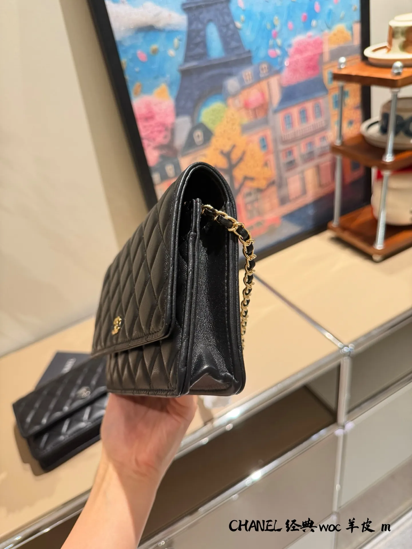 p175 香奈儿黑色WOC羊皮链条包 🖤香奈儿WOC羊皮链条包,经典菱格纹+柔软小羊皮,触感超细腻,黑银配色低调又高级✨。尺寸19×13×5cm,内部有卡位、拉链暗格,能装手机、口红等日常小物,链条可手提、单肩或斜挎,通勤、约会、正式场合都能轻松驾驭💼。羊皮材质需注意保养,避免刮擦和水渍哦!双盒