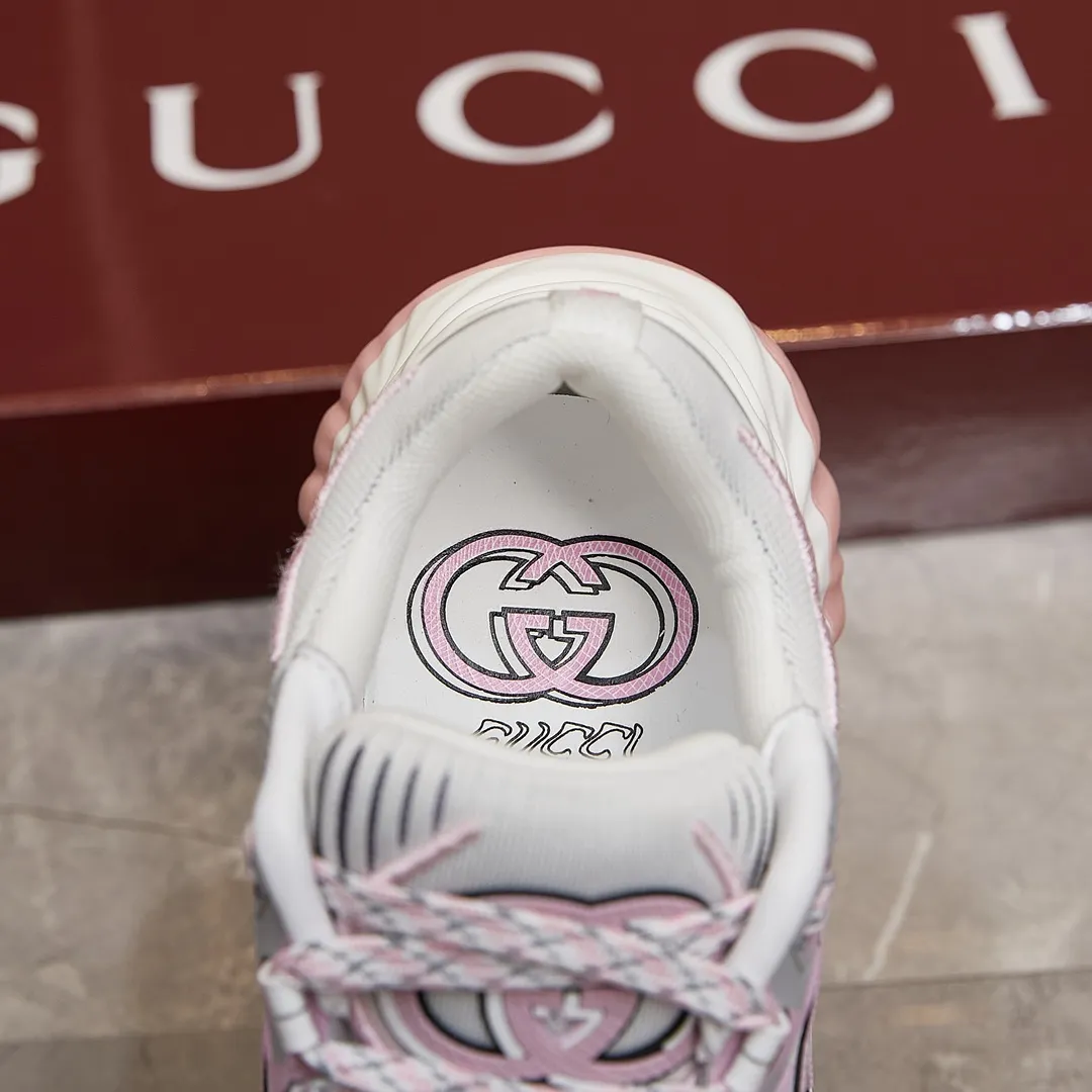 p380 古驰 / Gucci Gucci Ripple系列 运动鞋男女士35-46 早秋系列以现代视角焕新诠释品牌经典设计元素和精致图案。这款厚底运动鞋以轻薄双色网布匠心打造,巧妙融入撞色互扣式双G和闪电橡胶细节,洋溢着浓浓的科技感。 绿色和黄色网布 刺绣细节 互扣式双G和闪电橡胶细节 橡胶鞋底 鞋底饰Gucci互扣式双G标识细节 互扣式双G橡胶标识 多色鞋带 另附一副鞋带 系带式 低跟