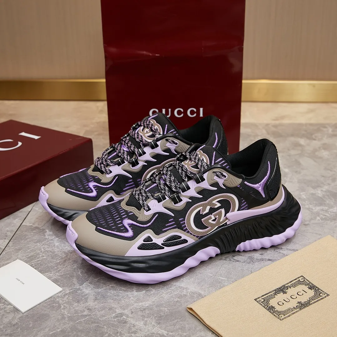 p380 古驰 / Gucci Gucci Ripple系列 运动鞋男女士35-46 早秋系列以现代视角焕新诠释品牌经典设计元素和精致图案。这款厚底运动鞋以轻薄双色网布匠心打造，巧妙融入撞色互扣式双G和闪电橡胶细节，洋溢着浓浓的科技感。 绿色和黄色网布 刺绣细节 互扣式双G和闪电橡胶细节 橡胶鞋底 鞋底饰Gucci互扣式双G标识细节 互扣式双G橡胶标识 多色鞋带 另附一副鞋带 系带式 低跟