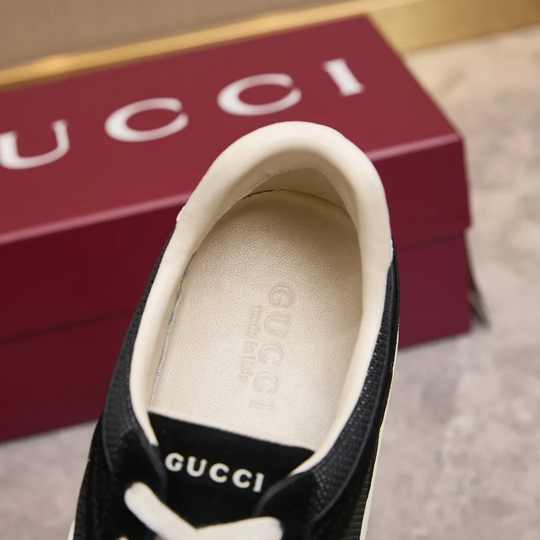 p260 古驰 / Gucci 古驰G75 运动鞋男女士 35-45 古驰滑板鞋 这款运动鞋从70年代的复古篮球鞋中汲取灵感，鞋身醒目点缀互扣式双G标识。这款设计甄选柔软牛皮革精制而成，巧妙融入镂空牛皮革镶饰。 镂空牛皮革镶饰 牛皮革衬里 橡胶鞋底 另附一副鞋带 互扣式双G细节 系带固定 平底 跟高：3厘米