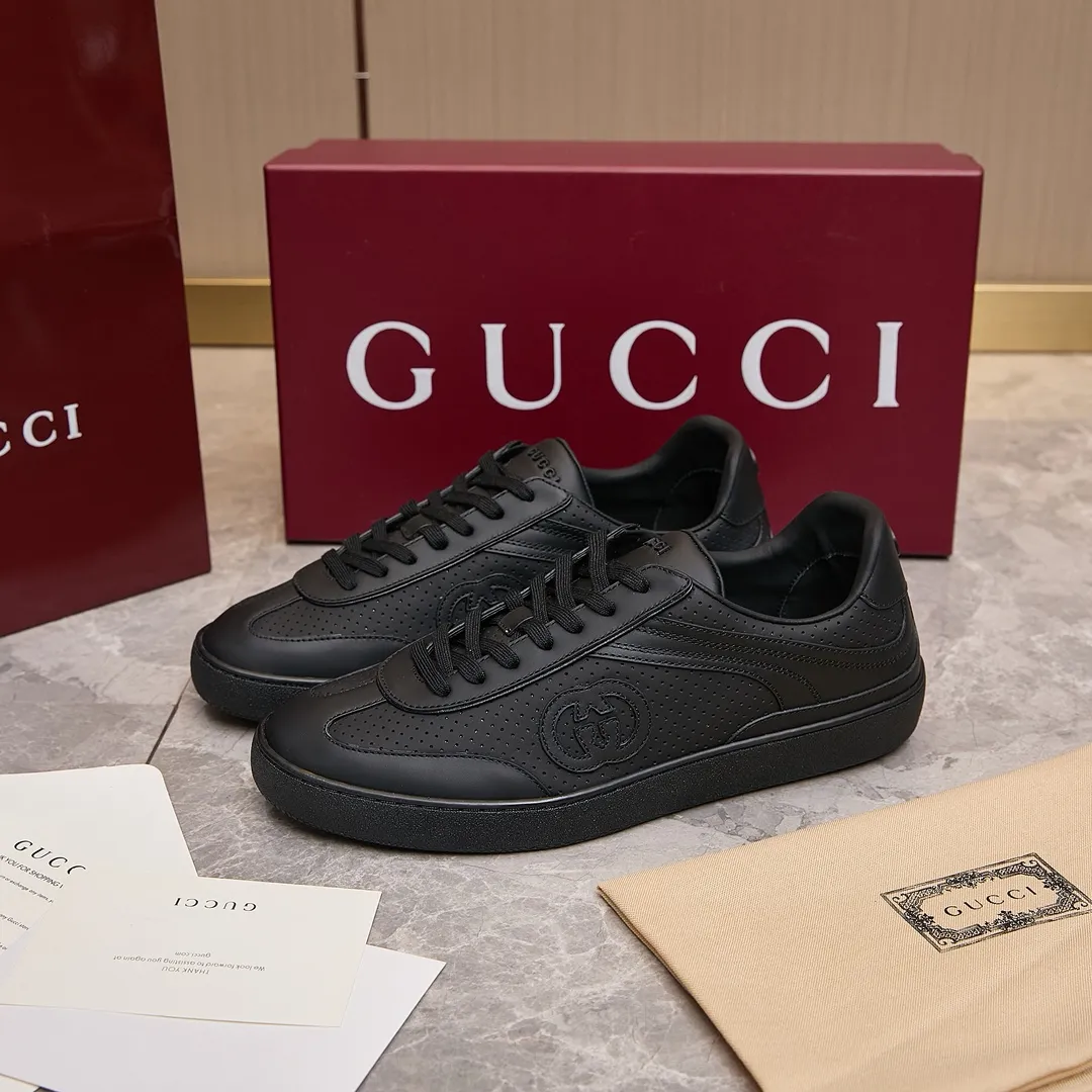 p260 古驰 / Gucci 古驰G75 运动鞋男女士 35-45 古驰滑板鞋 这款运动鞋从70年代的复古篮球鞋中汲取灵感,鞋身醒目点缀互扣式双G标识。这款设计甄选柔软牛皮革精制而成,巧妙融入镂空牛皮革镶饰。 镂空牛皮革镶饰 牛皮革衬里 橡胶鞋底 另附一副鞋带 互扣式双G细节 系带固定 平底 跟高:3厘米