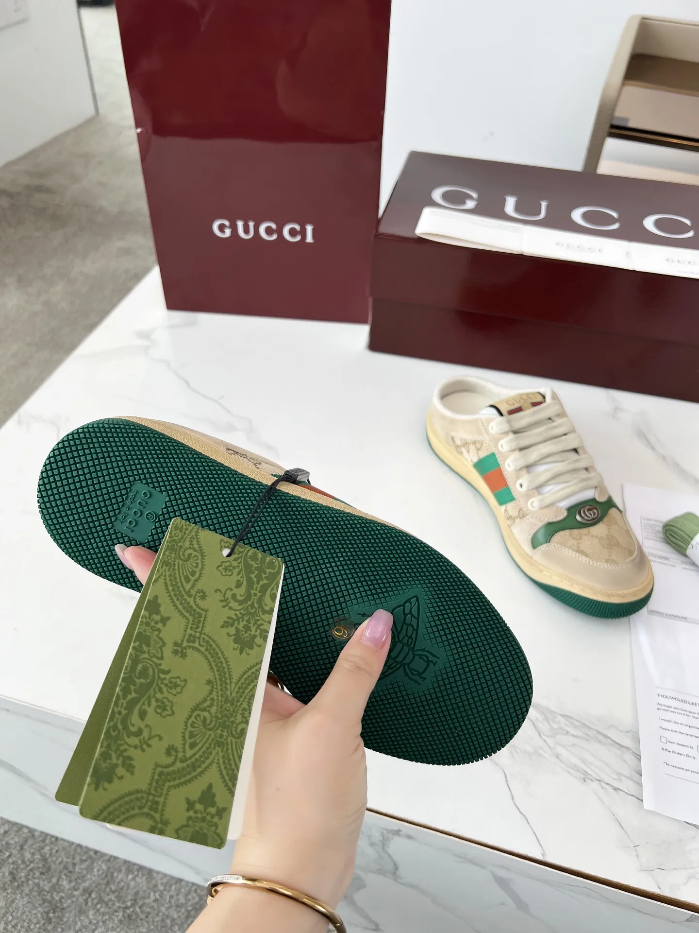 Screener系列名称的灵感来源于体育运动中的防守动作,运动鞋的设计从20世纪70年代的经典运动鞋不断汲取灵感。这款穆勒鞋以米色皮革呈现。侧面饰红绿条纹织带,巧妙点缀复古Gucci标识。 商品细节 ·米色皮革·GG帆布滚边·红绿织带 ·饰金属双G椭圆形珐琅细节·饰Gucci复古标识标签·双色厚实鞋底·另附一副鞋带·低跟 ·3厘米跟高·35-40 39-45 💰250