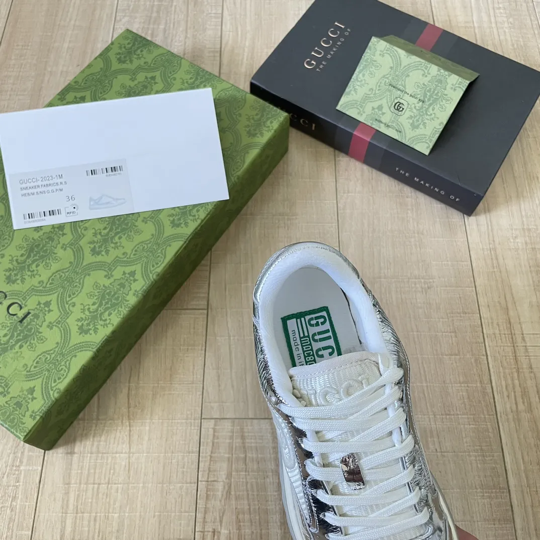 橙子出厂价💰115 Gucci 古驰春夏新款 MAC80系列 情侣款运动鞋 休闲鞋小白鞋 精致小巧的互扣式双G标识浪漫诠释此系列的美学理念。选用米白色皮革，复古灵感巧妙融于运动鞋设计，焕新演绎品牌标识。 面料：原版定制进口头层牛皮 内里：原版定制进口透气网里 大底：原版开模双色TPU大底 码数：35-44