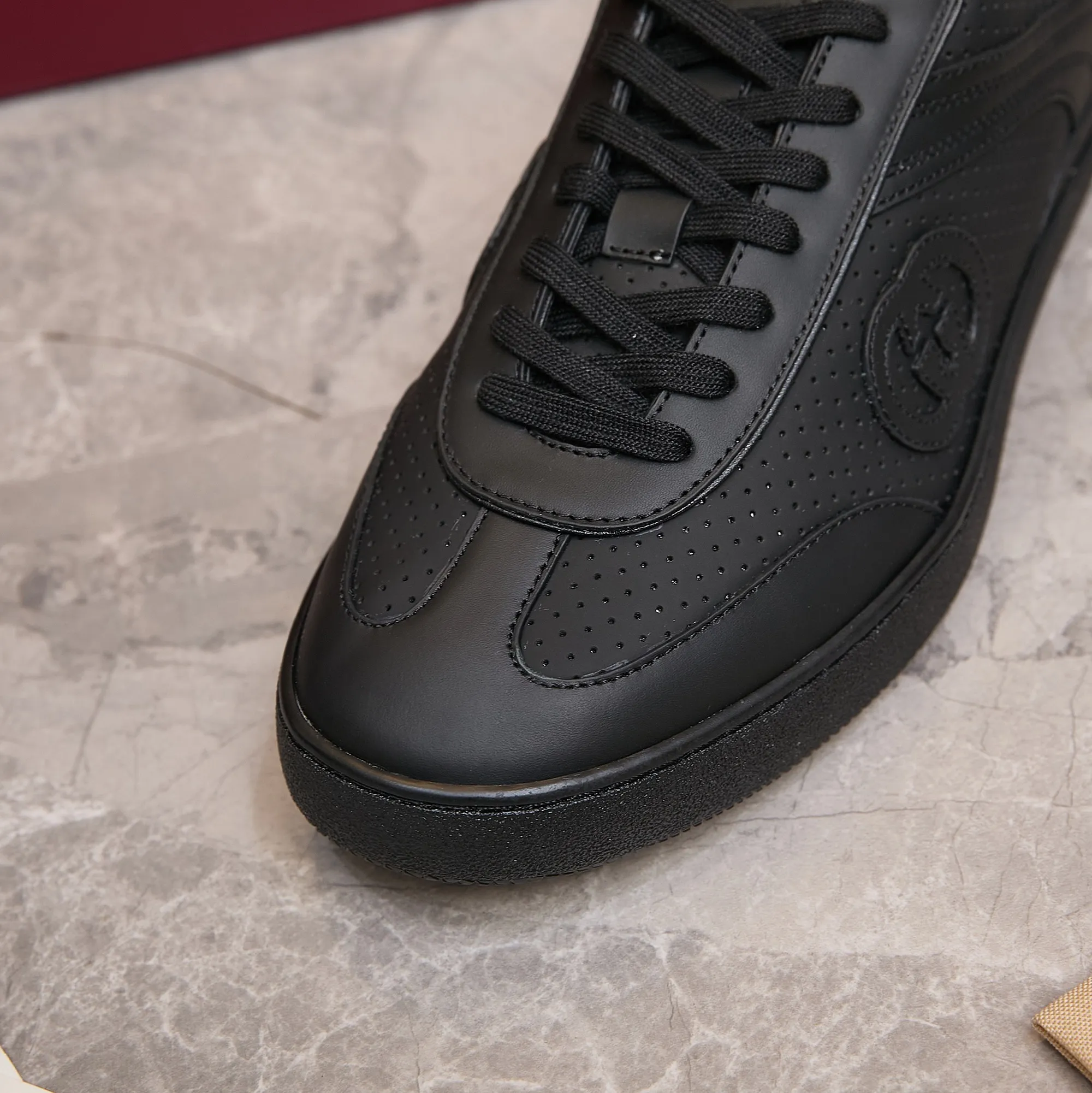 p260 古驰 / Gucci 古驰G75 运动鞋男女士 35-45 古驰滑板鞋 这款运动鞋从70年代的复古篮球鞋中汲取灵感,鞋身醒目点缀互扣式双G标识。这款设计甄选柔软牛皮革精制而成,巧妙融入镂空牛皮革镶饰。 镂空牛皮革镶饰 牛皮革衬里 橡胶鞋底 另附一副鞋带 互扣式双G细节 系带固定 平底 跟高:3厘米