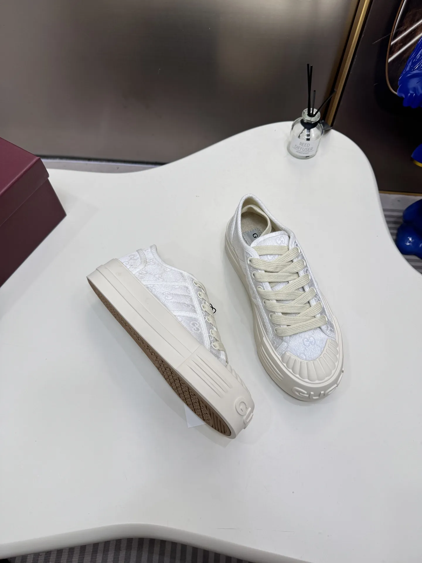 橙子出厂价💰130 Gucci古驰 25ss 最新款Lido系列 情侣款 帆布 织带 做旧 休闲 运动鞋 小脏鞋 滑板鞋 古驰 运动 休闲 帆布 原版购入开发 做货 这款单品出自Gucci Lido系列,设计灵感源自意大利海岸的夏日风情和海滩俱乐部。 早秋系列以现代视角焕新诠释品牌经典设计元素和精致图案。 这款低帮运动鞋以黑色棉质织物匠心打造,鞋底周围采用轻微做旧效果,鞋底巧妙融入GG图案和标识,鞋头缀饰Gucci印花压纹标识 面料: 原版定制高密度帆布 内里: 原版定制高密度帆布 大底: 原版开模防滑橡胶材质 底厚: 4.5CM Size: #女款35-40