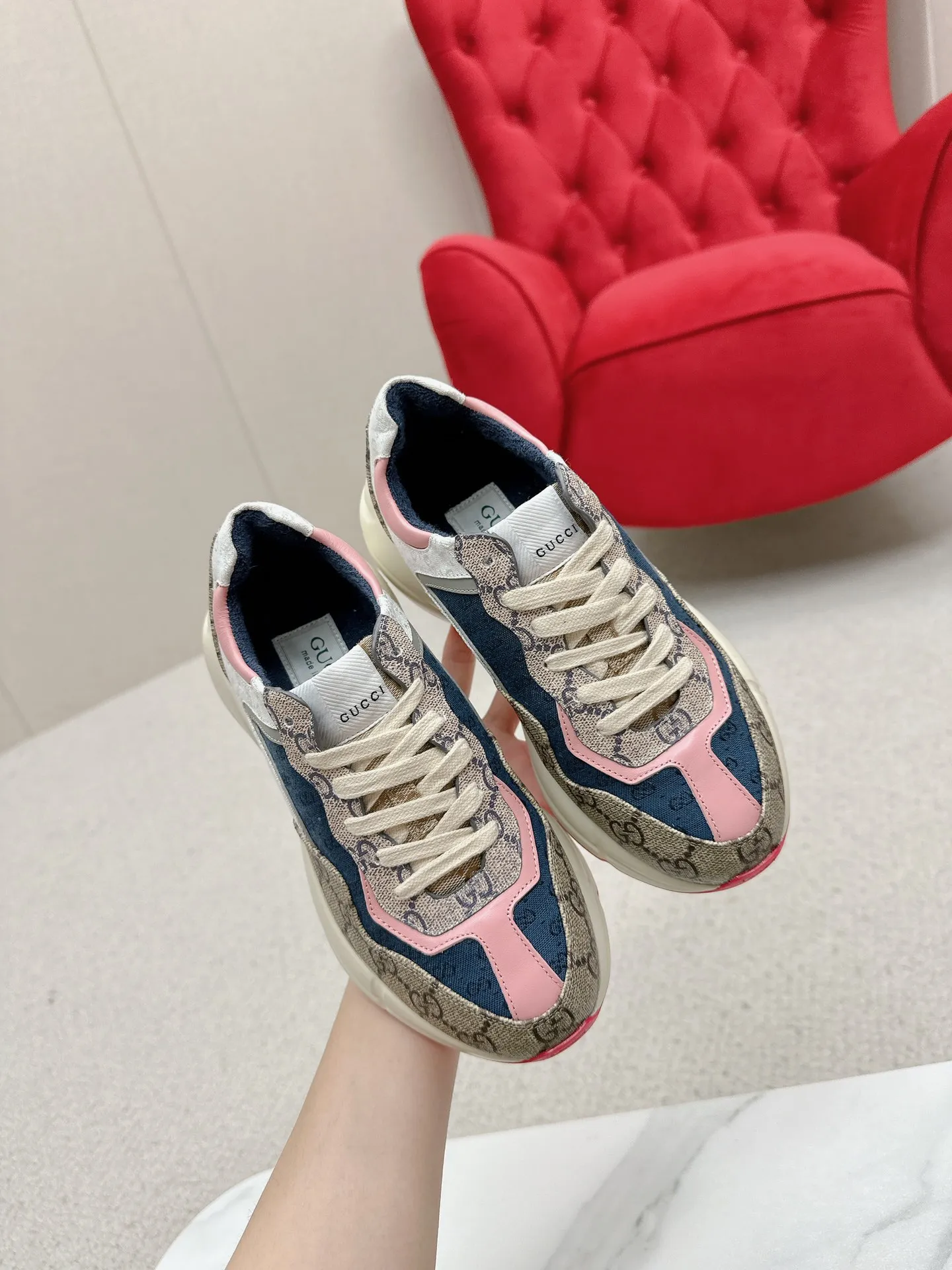 橙子出厂价💰135 【跑量主推款】Gucci 古驰 经典休闲男女运动鞋 增高厚底老爹鞋 情侣款 此款老爹鞋在今年仍然还是很受欢迎。对于爱美的人来说，鞋柜里不仅应该有一双白色的鞋子，还应该配有一双又帅又凹的老爹鞋！它的设计非常耐用，鞋底感觉非常柔软。穿在脚上既防滑又耐磨，而且用途广泛。为了显示自己的身高，老爹鞋子也是一个不错的选择。这款GUCCI是很好看的米白色，超级百搭。不挑衣服穿，也不挑包，随便搭。它穿上脚超级舒服，很软，还可以增高。 码数：34-45男女同款