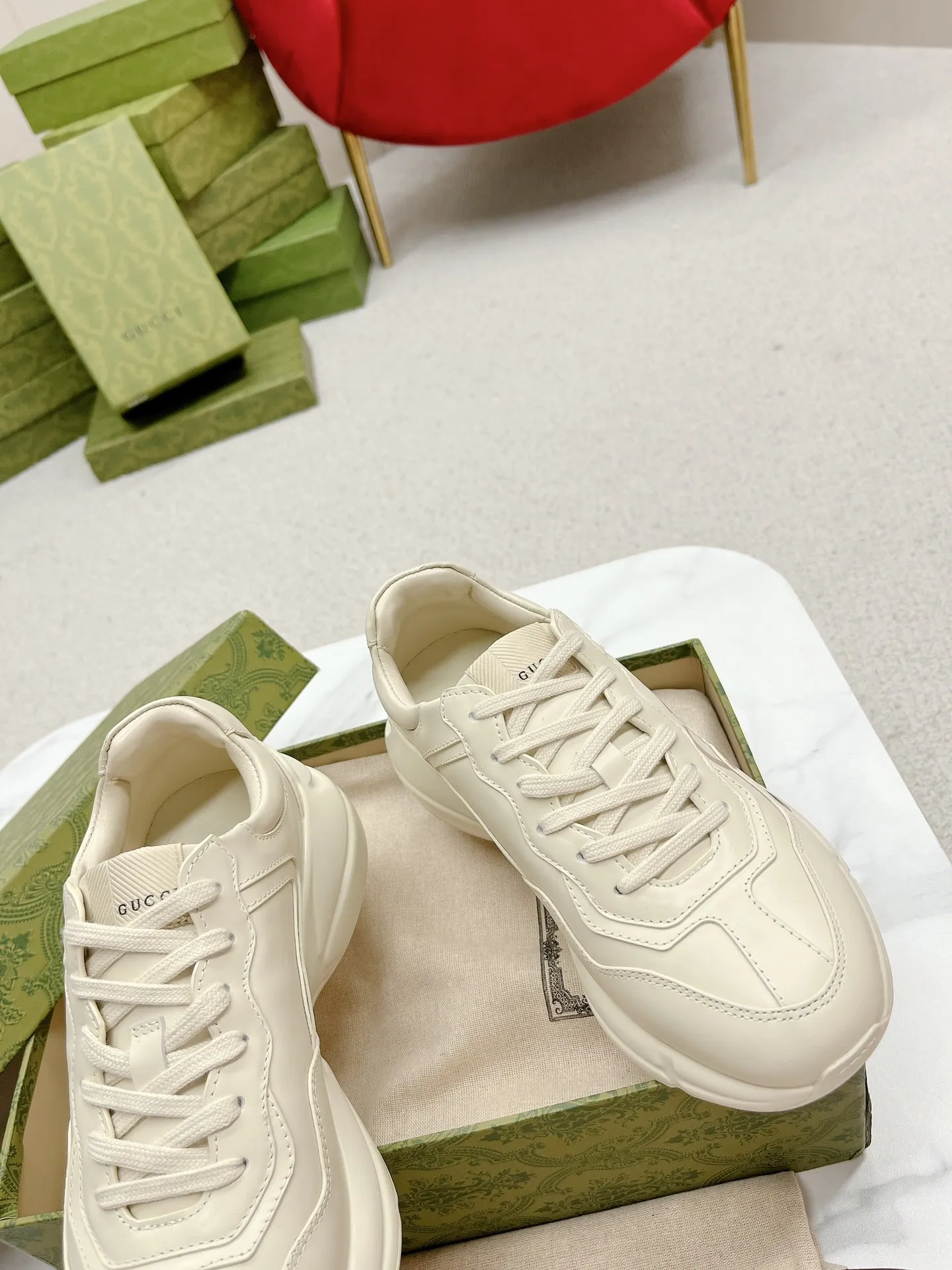 橙子出厂价💰135 【跑量主推款】Gucci 古驰 经典休闲男女运动鞋 增高厚底老爹鞋 情侣款 此款老爹鞋在今年仍然还是很受欢迎。对于爱美的人来说,鞋柜里不仅应该有一双白色的鞋子,还应该配有一双又帅又凹的老爹鞋!它的设计非常耐用,鞋底感觉非常柔软。穿在脚上既防滑又耐磨,而且用途广泛。为了显示自己的身高,老爹鞋子也是一个不错的选择。这款GUCCI是很好看的米白色,超级百搭。不挑衣服穿,也不挑包,随便搭。它穿上脚超级舒服,很软,还可以增高。 码数:34-45男女同款