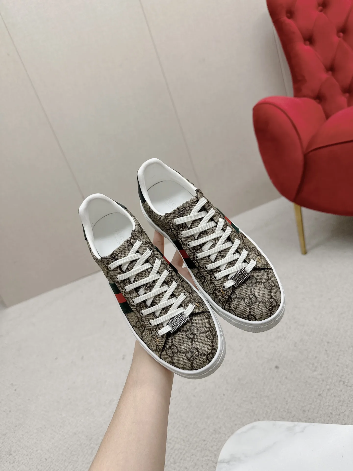 橙子出厂价💰120 GUCCI 古驰 最新Ace系列饰织带运动鞋 休闲鞋板鞋 小白鞋 情侣款 自问世以来,Ace系列运动鞋延续品牌叙事,匠心成就主打单品。全新系列呈现特色低帮设计,搭配别致细节,焕新诠释运 动鞋版型。系带固定处饰以“ACE”金属标牌,加厚构造精致塑 就挺括鞋型。Gucc*经典红绿条纹织带令整款设计更添魅力。 码数:35-45