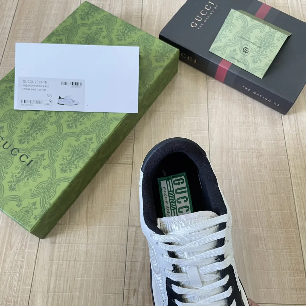 橙子出厂价💰115 Gucci 古驰春夏新款 MAC80系列 情侣款运动鞋 休闲鞋小白鞋 精致小巧的互扣式双G标识浪漫诠释此系列的美学理念。选用米白色皮革，复古灵感巧妙融于运动鞋设计，焕新演绎品牌标识。 面料：原版定制进口头层牛皮 内里：原版定制进口透气网里 大底：原版开模双色TPU大底 码数：35-44