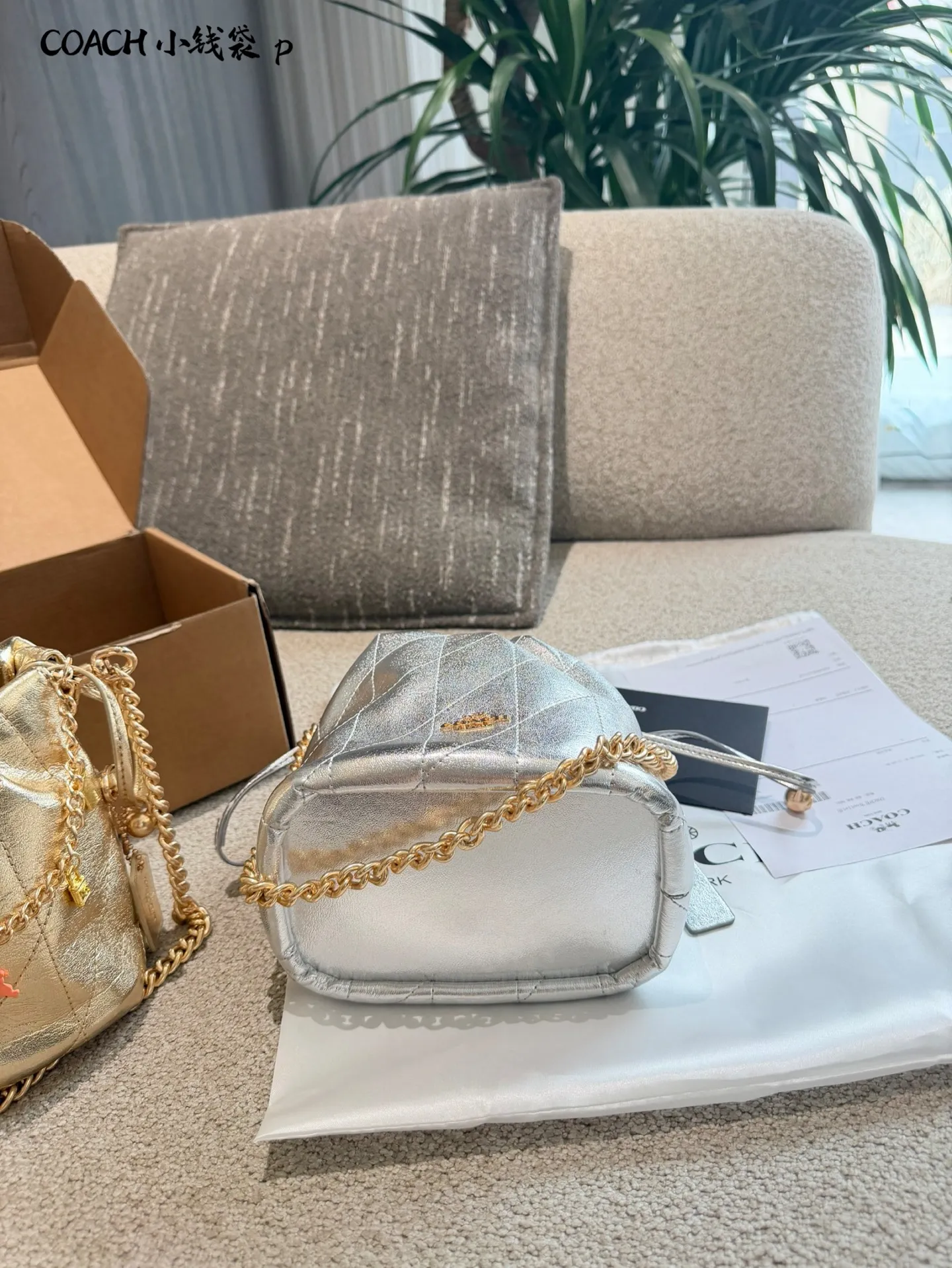 p145 COACH Faye Mini小水桶包 🖤COACH Faye Mini小水桶包,黑色绗缝羊皮+金色链条,复古又时髦✨。迷你抽绳设计,日常通勤、约会都能轻松驾驭。链条可调节,单肩斜挎随心切换,实用又百搭!包身小巧但容量够用,手机口红都能装下,羊皮柔软耐用,质感满分,是轻奢入门必入热门款!16cm