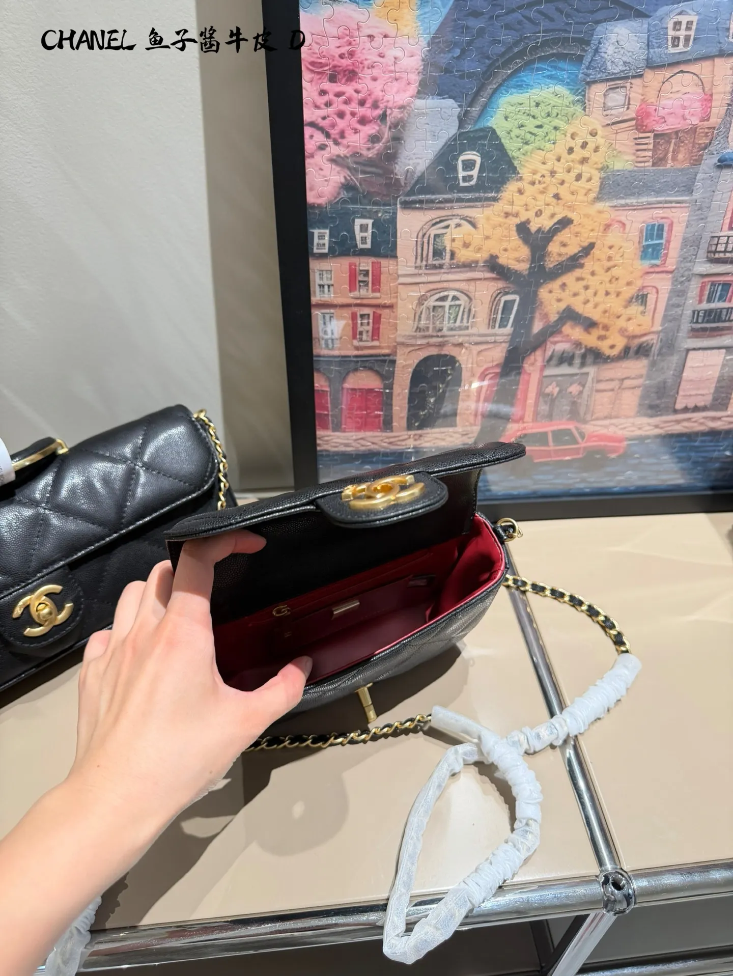 香奈儿手柄口盖包​​p230p240 🤍香奈儿手柄口盖包，经典菱格纹+鱼子酱牛皮，耐磨又高级！金色双C标志超有辨识度✨，手柄设计手提or单肩都OK，日常出行、约会都能轻松驾驭。内部虽小但能装下口红、钥匙等小物，实用又时髦，是香奈儿热门款，优雅气质满分！17cm28cm双盒包装