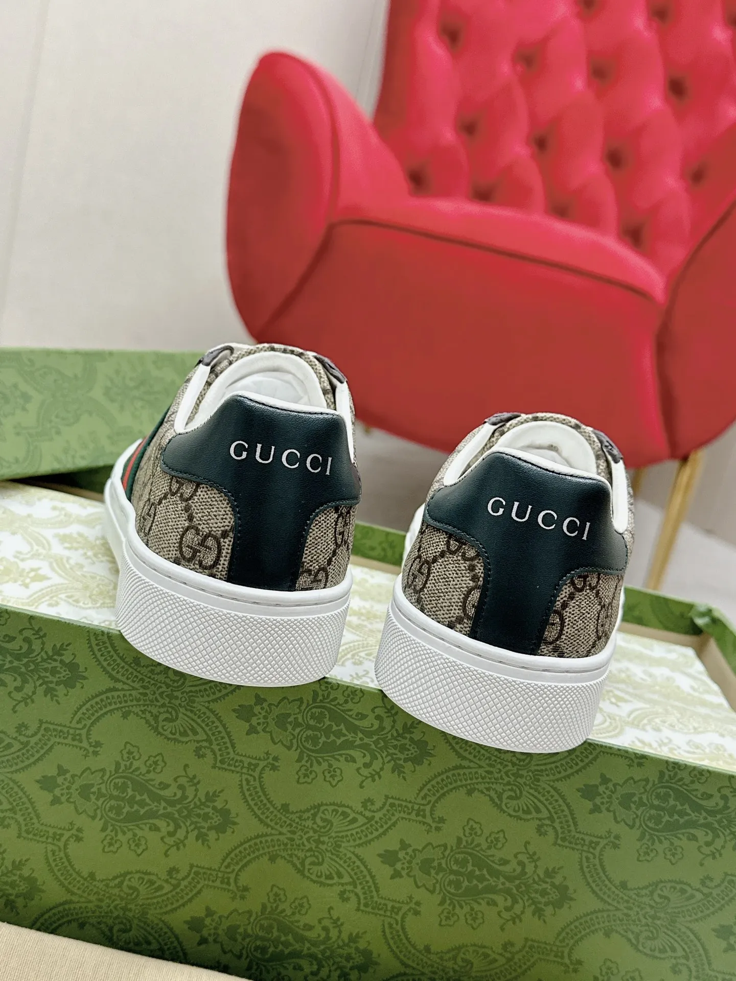 橙子出厂价💰120 GUCCI 古驰 最新Ace系列饰织带运动鞋 休闲鞋板鞋 小白鞋 情侣款 自问世以来,Ace系列运动鞋延续品牌叙事,匠心成就主打单品。全新系列呈现特色低帮设计,搭配别致细节,焕新诠释运 动鞋版型。系带固定处饰以“ACE”金属标牌,加厚构造精致塑 就挺括鞋型。Gucc*经典红绿条纹织带令整款设计更添魅力。 码数:35-45