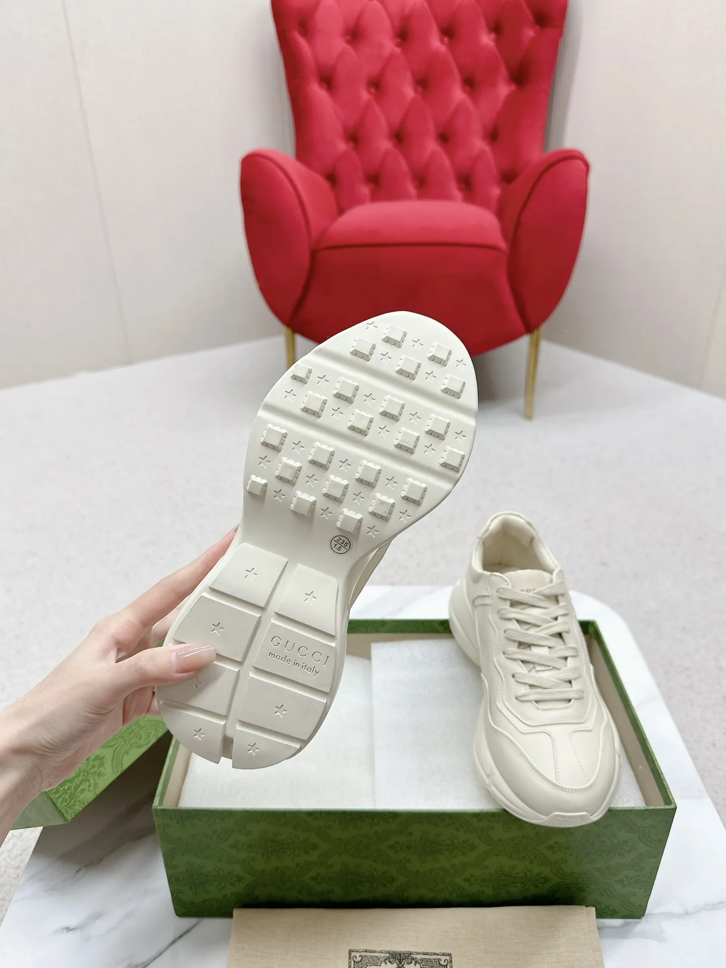 橙子出厂价💰135 【跑量主推款】Gucci 古驰 经典休闲男女运动鞋 增高厚底老爹鞋 情侣款 此款老爹鞋在今年仍然还是很受欢迎。对于爱美的人来说，鞋柜里不仅应该有一双白色的鞋子，还应该配有一双又帅又凹的老爹鞋！它的设计非常耐用，鞋底感觉非常柔软。穿在脚上既防滑又耐磨，而且用途广泛。为了显示自己的身高，老爹鞋子也是一个不错的选择。这款GUCCI是很好看的米白色，超级百搭。不挑衣服穿，也不挑包，随便搭。它穿上脚超级舒服，很软，还可以增高。 码数：34-45男女同款