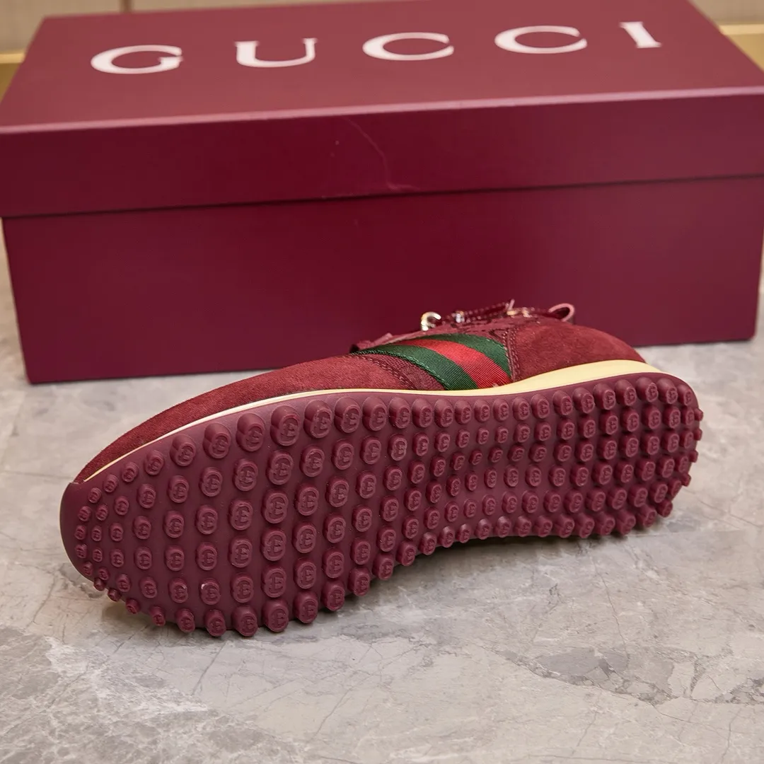 P320 古驰 / Gucci Gucci Re-Motion系列女士运动鞋 35-40 古驰运动鞋 这款运动鞋采用动感十足的廓形,配以可拆卸可调节踝部绑带。轻盈且灵活的外底经过特殊处理,洋溢着浓郁的复古风情。标志性红绿织带令这件单品愈发饱满。 白色绒面材质 女士 GG尼龙 红绿织带 织物衬里 可拆卸可调节踝部绑带 饰互扣式双G和手写体Gucci标识橡胶外底 饰互扣式双G细节孔眼 鞋舌饰以高频压花工艺打造的3D立体Gucci字样标识和互扣式双G元素 系带固定
