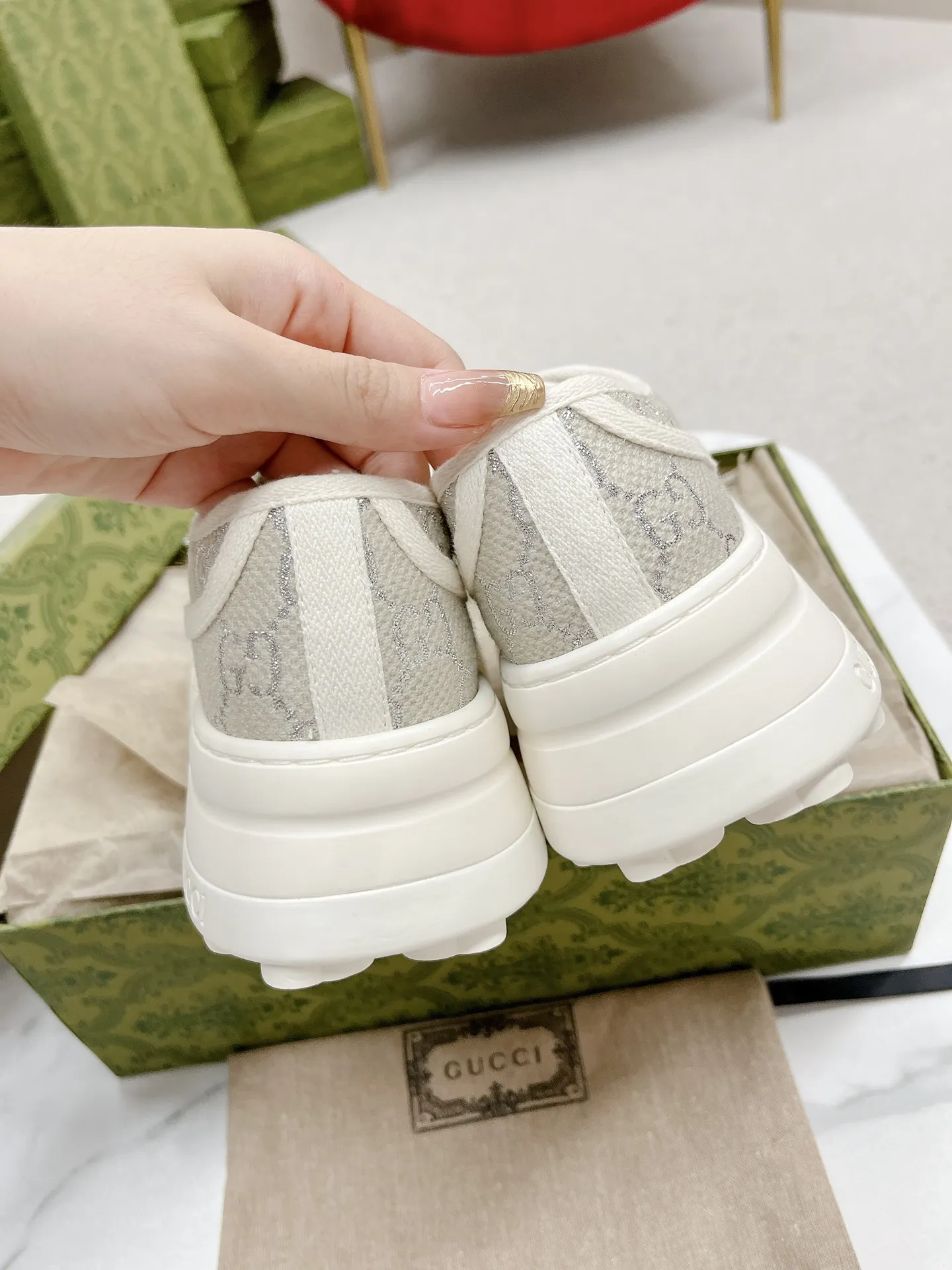 橙子出厂价💰110 GUCCI 古驰 经典刺绣GG低帮老花厚底帆布鞋 休闲鞋板鞋 情侣款 这件亮眼吸睛的单品从网球世界中汲取创作灵感。这款运动鞋采用同色调米色和乌木色经典GG帆布制成，厚实鞋底和撞色织物滚边流露现代美感。 鞋面：经典GG帆布 大底：互扣式双G橡胶大底 底厚：5CM 码数：35-44