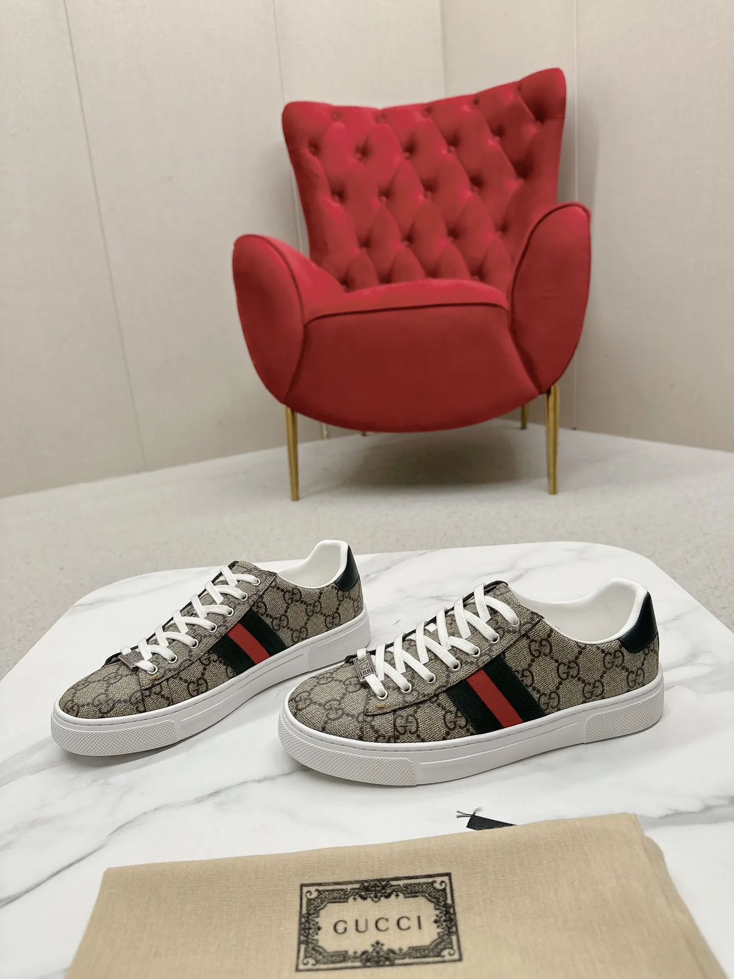 橙子出厂价💰120 GUCCI 古驰 最新Ace系列饰织带运动鞋 休闲鞋板鞋 小白鞋 情侣款 自问世以来，Ace系列运动鞋延续品牌叙事，匠心成就主打单品。全新系列呈现特色低帮设计，搭配别致细节，焕新诠释运 动鞋版型。系带固定处饰以&ldquo;ACE&rdquo;金属标牌，加厚构造精致塑 就挺括鞋型。Gucc*经典红绿条纹织带令整款设计更添魅力。 码数：35-45