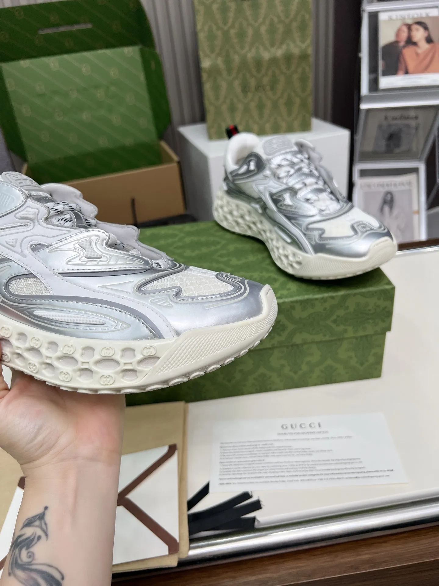 工厂价400❤️&zwj;🔥❤️&zwj;🔥❤️&zwj;🔥Gucci&mdash;&mdash;❤️&zwj;cub3d🔥❤️&zwj;🔥❤️&zwj;🔥运动鞋重金打造❤️&zwj;🔥❤️&zwj;🔥❤️&zwj;🔥焕新演绎品牌标志性条纹织带元素😍😍当复古基因撞上未来感设计🎊🎊这双古驰新鞋直接把潮流阈值拉满💥 ✔️配色卡龙撞色+经典条纹，GG反光滚边，视觉冲击拿捏，出街自带高光滤镜 ✔️ 结构多层异材质拼接，网纱透气、皮革定型，大底EVA发泡及TPU组合😍😍😍时髦与实用双在线 ✔️ 细节做双G中底+标志性双G锁扣鞋带，复古DNA疯狂躁动，每一步都踩在潮流审美上❤️❤️❤️❤️ 配码：男39-45