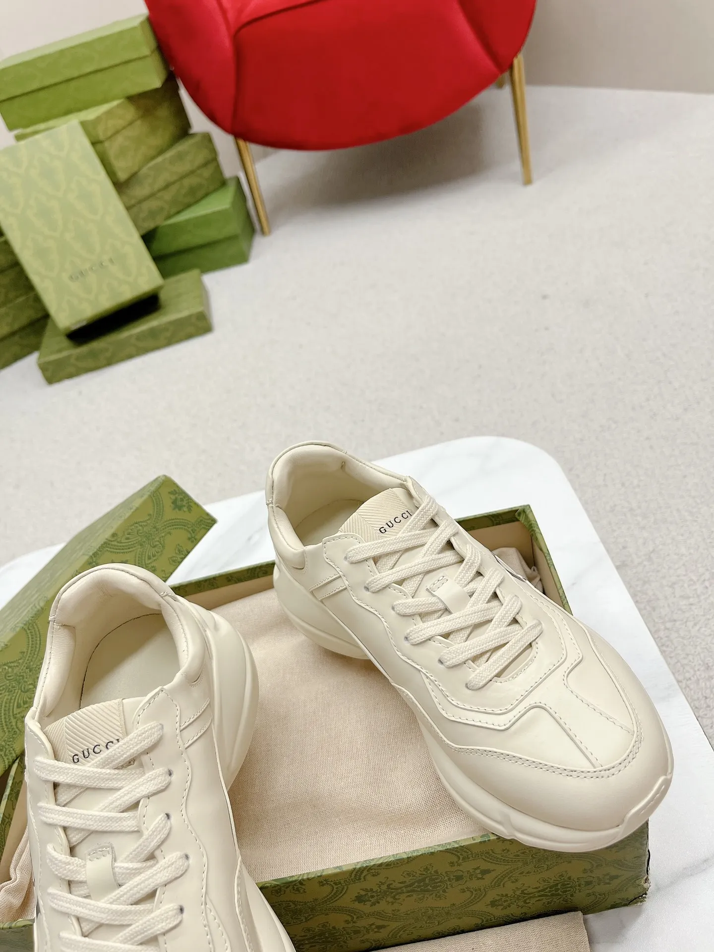 橙子出厂价💰135 【跑量主推款】Gucci 古驰 经典休闲男女运动鞋 增高厚底老爹鞋 情侣款 此款老爹鞋在今年仍然还是很受欢迎。对于爱美的人来说，鞋柜里不仅应该有一双白色的鞋子，还应该配有一双又帅又凹的老爹鞋！它的设计非常耐用，鞋底感觉非常柔软。穿在脚上既防滑又耐磨，而且用途广泛。为了显示自己的身高，老爹鞋子也是一个不错的选择。这款GUCCI是很好看的米白色，超级百搭。不挑衣服穿，也不挑包，随便搭。它穿上脚超级舒服，很软，还可以增高。 码数：34-45男女同款