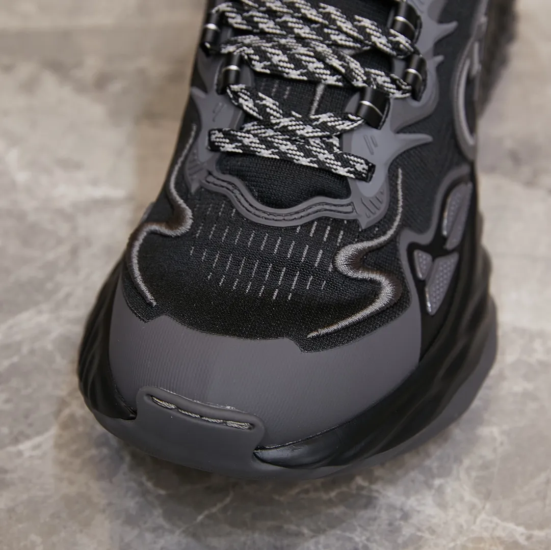 p380 古驰 / Gucci Gucci Ripple系列 运动鞋男女士35-46 早秋系列以现代视角焕新诠释品牌经典设计元素和精致图案。这款厚底运动鞋以轻薄双色网布匠心打造,巧妙融入撞色互扣式双G和闪电橡胶细节,洋溢着浓浓的科技感。 绿色和黄色网布 刺绣细节 互扣式双G和闪电橡胶细节 橡胶鞋底 鞋底饰Gucci互扣式双G标识细节 互扣式双G橡胶标识 多色鞋带 另附一副鞋带 系带式 低跟