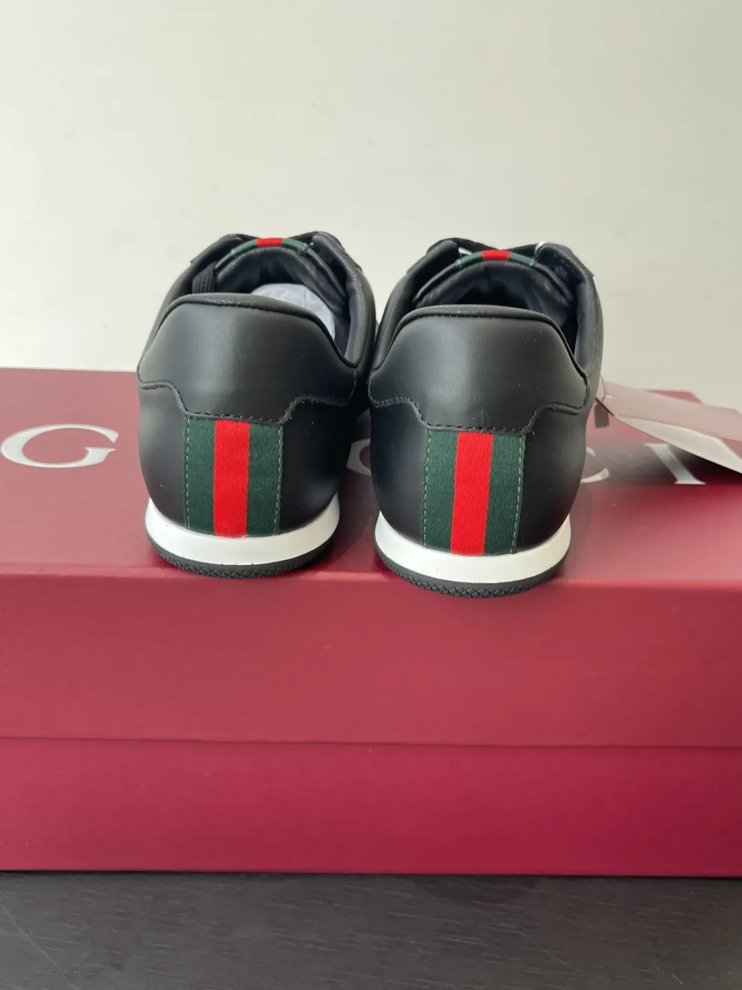 橙子出厂价💰145 男码暂未出货 Gucci 古驰 Shift系列 复古 德训鞋 休闲 运动鞋 阿甘鞋 Gucci Shift系列全新上市 轻盈设计焕新诠释运动风尚 利落廓形更添自在本色 行动间彰显精致质感 织带细节宛如一道延绵不绝的饰带贯穿于整个设计 侧边缝线细节增添点睛之笔 面料原版定制进口头层牛皮 内里原版定制柔软羊皮里 码数 35-44