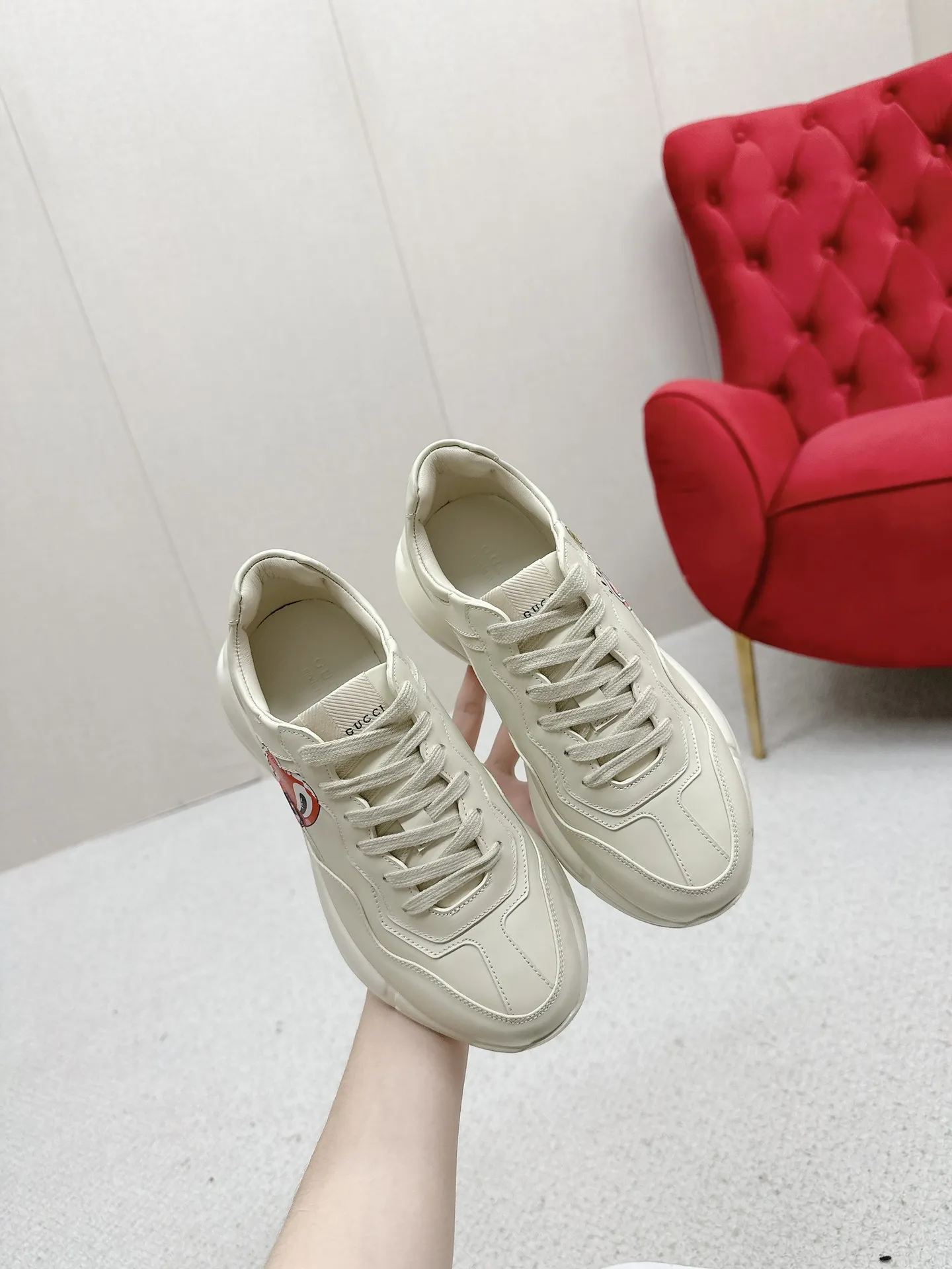 橙子出厂价💰135 【跑量主推款】Gucci 古驰 经典休闲男女运动鞋 增高厚底老爹鞋 情侣款 此款老爹鞋在今年仍然还是很受欢迎。对于爱美的人来说，鞋柜里不仅应该有一双白色的鞋子，还应该配有一双又帅又凹的老爹鞋！它的设计非常耐用，鞋底感觉非常柔软。穿在脚上既防滑又耐磨，而且用途广泛。为了显示自己的身高，老爹鞋子也是一个不错的选择。这款GUCCI是很好看的米白色，超级百搭。不挑衣服穿，也不挑包，随便搭。它穿上脚超级舒服，很软，还可以增高。 码数：34-45男女同款