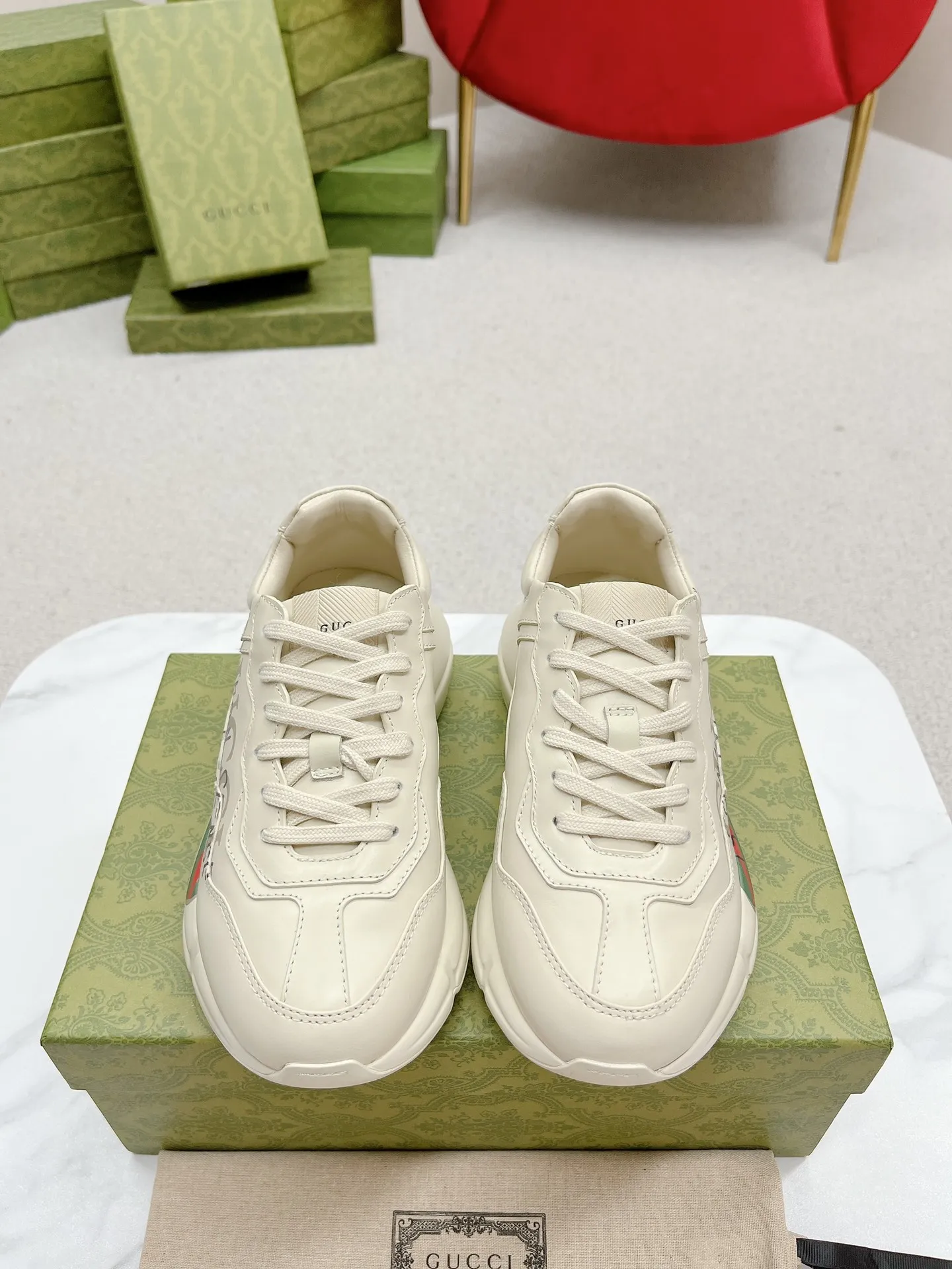 橙子出厂价💰135 【跑量主推款】Gucci 古驰 经典休闲男女运动鞋 增高厚底老爹鞋 情侣款 此款老爹鞋在今年仍然还是很受欢迎。对于爱美的人来说,鞋柜里不仅应该有一双白色的鞋子,还应该配有一双又帅又凹的老爹鞋!它的设计非常耐用,鞋底感觉非常柔软。穿在脚上既防滑又耐磨,而且用途广泛。为了显示自己的身高,老爹鞋子也是一个不错的选择。这款GUCCI是很好看的米白色,超级百搭。不挑衣服穿,也不挑包,随便搭。它穿上脚超级舒服,很软,还可以增高。 码数:34-45男女同款