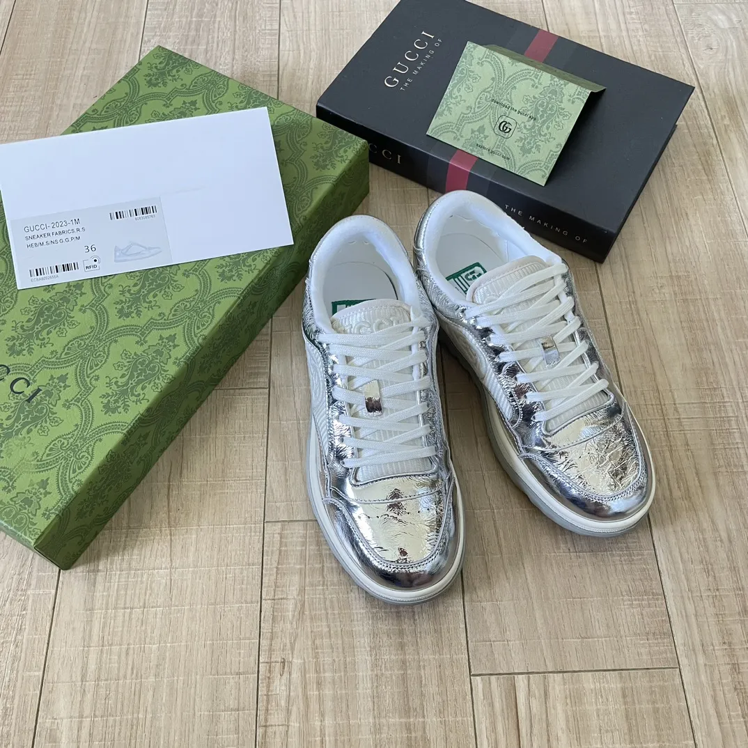 橙子出厂价💰115 Gucci 古驰春夏新款 MAC80系列 情侣款运动鞋 休闲鞋小白鞋 精致小巧的互扣式双G标识浪漫诠释此系列的美学理念。选用米白色皮革,复古灵感巧妙融于运动鞋设计,焕新演绎品牌标识。 面料:原版定制进口头层牛皮 内里:原版定制进口透气网里 大底:原版开模双色TPU大底 码数:35-44