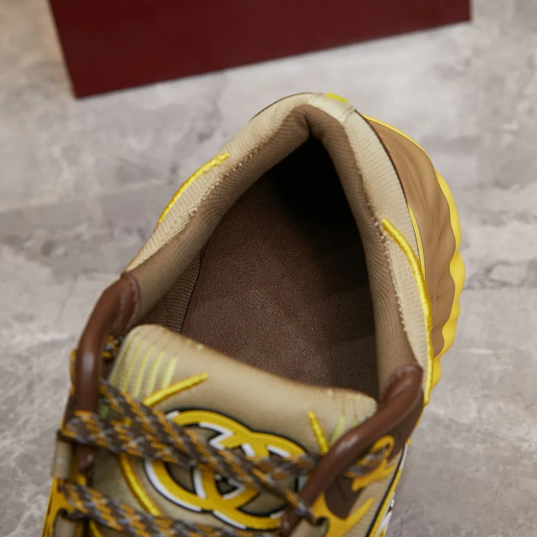 p380 古驰 / Gucci Gucci Ripple系列 运动鞋男女士35-46 早秋系列以现代视角焕新诠释品牌经典设计元素和精致图案。这款厚底运动鞋以轻薄双色网布匠心打造，巧妙融入撞色互扣式双G和闪电橡胶细节，洋溢着浓浓的科技感。 绿色和黄色网布 刺绣细节 互扣式双G和闪电橡胶细节 橡胶鞋底 鞋底饰Gucci互扣式双G标识细节 互扣式双G橡胶标识 多色鞋带 另附一副鞋带 系带式 低跟