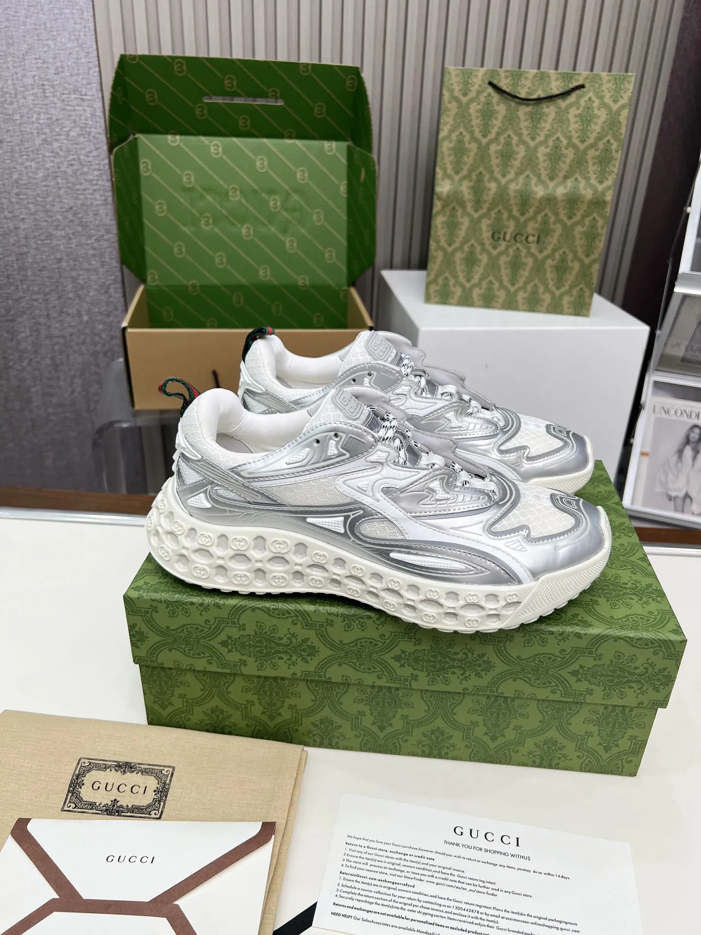 工厂价400❤️&zwj;🔥❤️&zwj;🔥❤️&zwj;🔥Gucci&mdash;&mdash;❤️&zwj;cub3d🔥❤️&zwj;🔥❤️&zwj;🔥运动鞋重金打造❤️&zwj;🔥❤️&zwj;🔥❤️&zwj;🔥焕新演绎品牌标志性条纹织带元素😍😍当复古基因撞上未来感设计🎊🎊这双古驰新鞋直接把潮流阈值拉满💥 ✔️配色卡龙撞色+经典条纹，GG反光滚边，视觉冲击拿捏，出街自带高光滤镜 ✔️ 结构多层异材质拼接，网纱透气、皮革定型，大底EVA发泡及TPU组合😍😍😍时髦与实用双在线 ✔️ 细节做双G中底+标志性双G锁扣鞋带，复古DNA疯狂躁动，每一步都踩在潮流审美上❤️❤️❤️❤️ 配码：男39-45