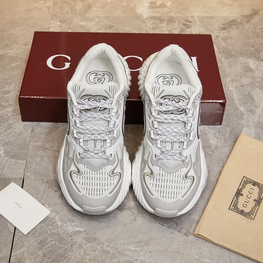 p380 古驰 / Gucci Gucci Ripple系列 运动鞋男女士35-46 早秋系列以现代视角焕新诠释品牌经典设计元素和精致图案。这款厚底运动鞋以轻薄双色网布匠心打造,巧妙融入撞色互扣式双G和闪电橡胶细节,洋溢着浓浓的科技感。 绿色和黄色网布 刺绣细节 互扣式双G和闪电橡胶细节 橡胶鞋底 鞋底饰Gucci互扣式双G标识细节 互扣式双G橡胶标识 多色鞋带 另附一副鞋带 系带式 低跟