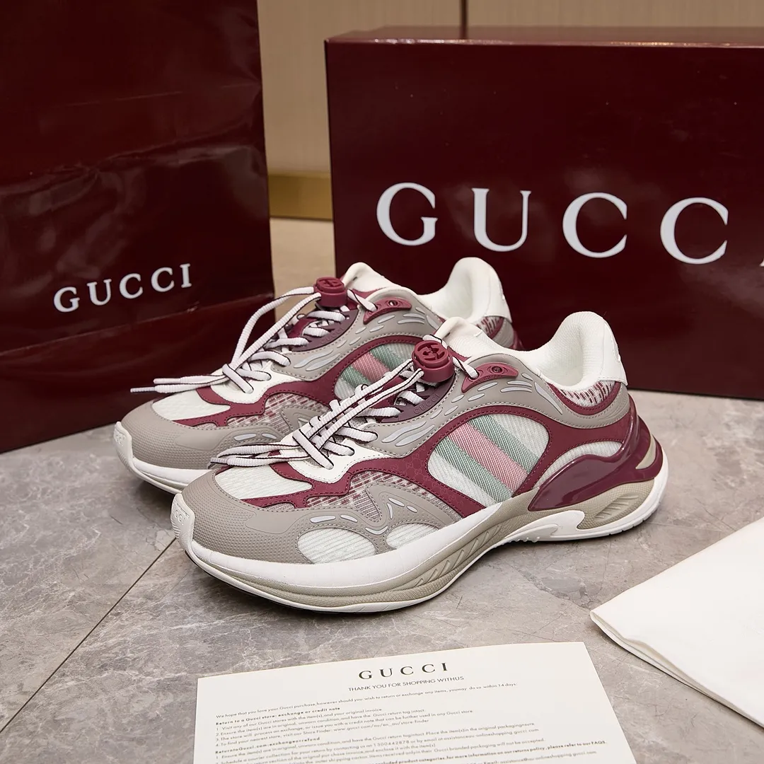 p460 古驰 / Gucci Gucci 2.0男女士运动鞋 35-45 (男码先出) Gucci 2.0运动鞋焕新演绎品牌标志性条纹织带元素。这款运动鞋焕新诠释标志性细节,采用EVA厚鞋底,搭配灵动廓形,带来稳步舒适穿着体验。 灰色和蓝色网眼布和皮革 皮革衬里 GG反光滚边 加衬织带 饰GG EVA橡胶鞋底 系带固定,配有互扣式双G鞋带