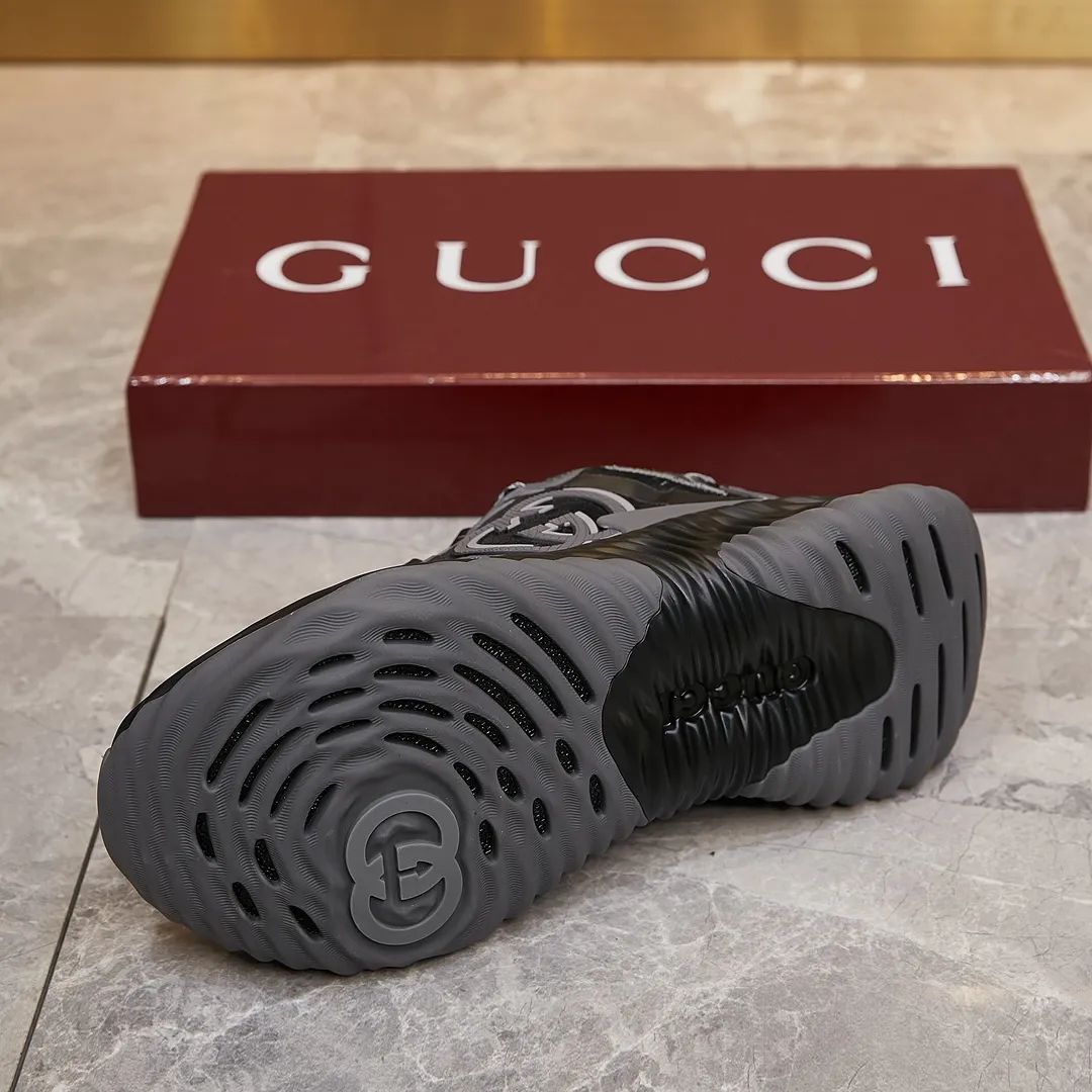 p380 古驰 / Gucci Gucci Ripple系列 运动鞋男女士35-46 早秋系列以现代视角焕新诠释品牌经典设计元素和精致图案。这款厚底运动鞋以轻薄双色网布匠心打造,巧妙融入撞色互扣式双G和闪电橡胶细节,洋溢着浓浓的科技感。 绿色和黄色网布 刺绣细节 互扣式双G和闪电橡胶细节 橡胶鞋底 鞋底饰Gucci互扣式双G标识细节 互扣式双G橡胶标识 多色鞋带 另附一副鞋带 系带式 低跟