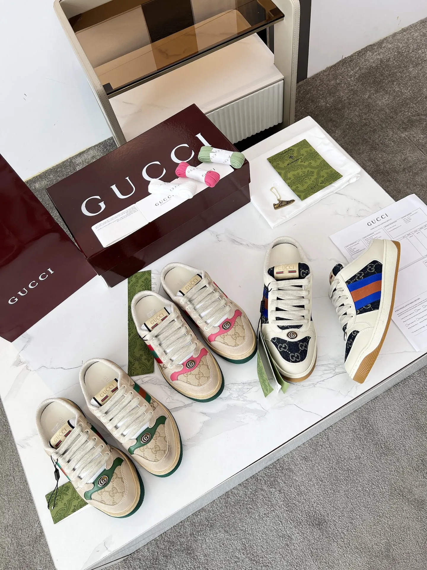 Screener系列名称的灵感来源于体育运动中的防守动作，运动鞋的设计从20世纪70年代的经典运动鞋不断汲取灵感。这款穆勒鞋以米色皮革呈现。侧面饰红绿条纹织带，巧妙点缀复古Gucci标识。 商品细节 &middot;米色皮革&middot;GG帆布滚边&middot;红绿织带 &middot;饰金属双G椭圆形珐琅细节&middot;饰Gucci复古标识标签&middot;双色厚实鞋底&middot;另附一副鞋带&middot;低跟 &middot;3厘米跟高&middot;35-40 39-45 💰250