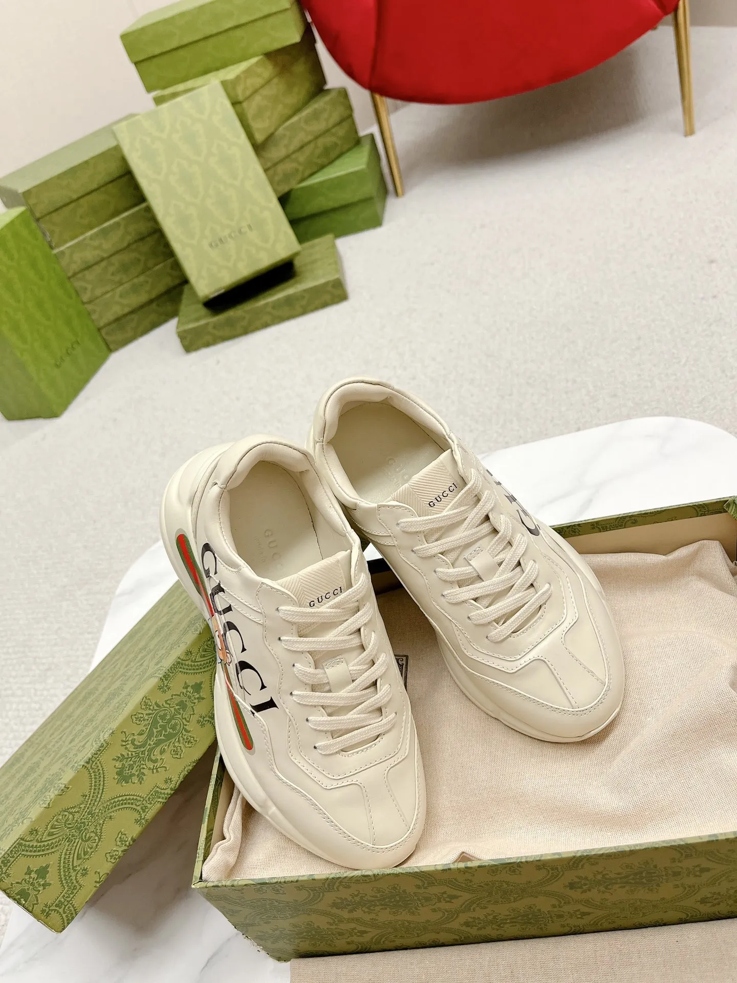 橙子出厂价💰135 【跑量主推款】Gucci 古驰 经典休闲男女运动鞋 增高厚底老爹鞋 情侣款 此款老爹鞋在今年仍然还是很受欢迎。对于爱美的人来说，鞋柜里不仅应该有一双白色的鞋子，还应该配有一双又帅又凹的老爹鞋！它的设计非常耐用，鞋底感觉非常柔软。穿在脚上既防滑又耐磨，而且用途广泛。为了显示自己的身高，老爹鞋子也是一个不错的选择。这款GUCCI是很好看的米白色，超级百搭。不挑衣服穿，也不挑包，随便搭。它穿上脚超级舒服，很软，还可以增高。 码数：34-45男女同款