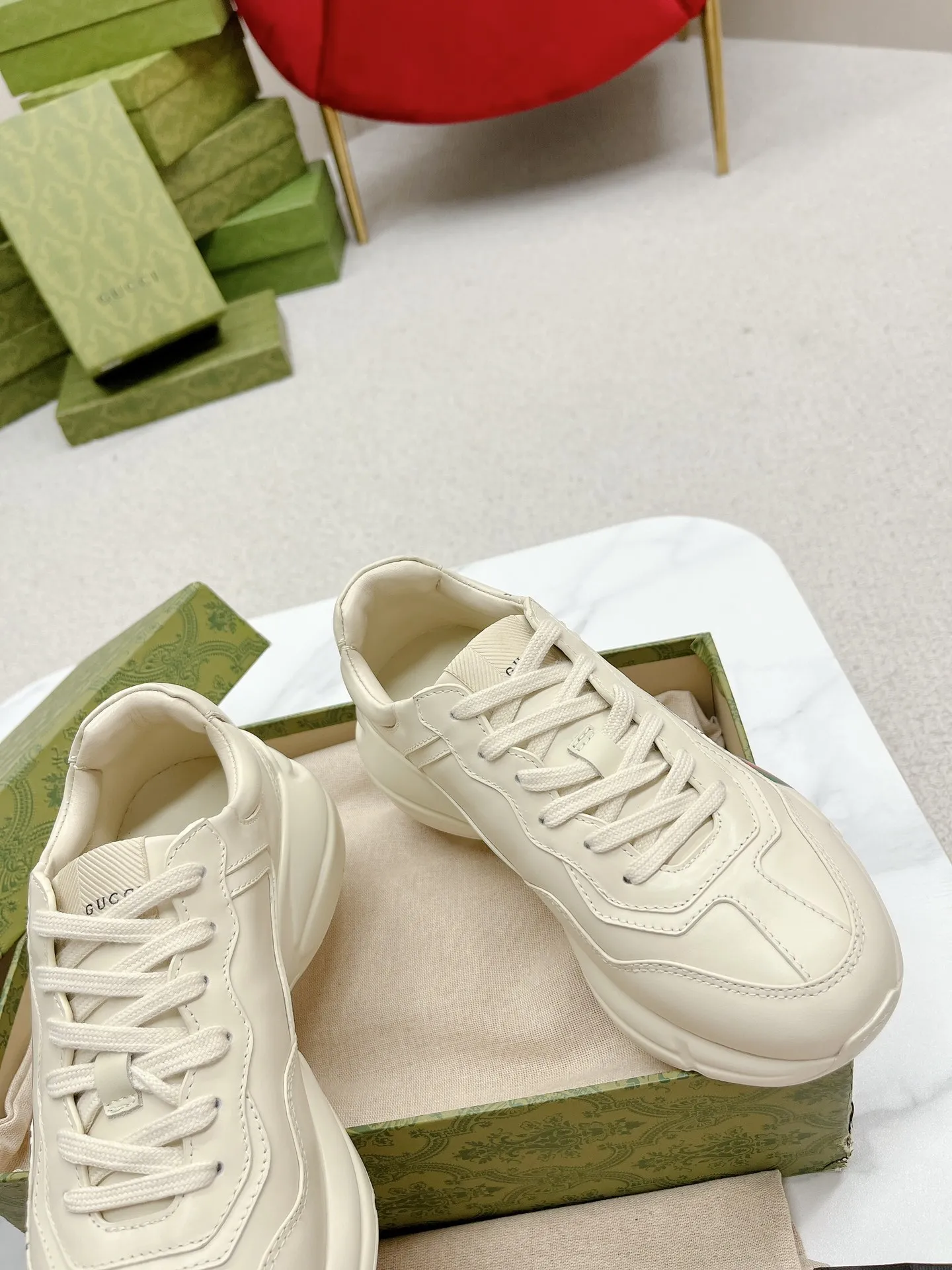 橙子出厂价💰135 【跑量主推款】Gucci 古驰 经典休闲男女运动鞋 增高厚底老爹鞋 情侣款 此款老爹鞋在今年仍然还是很受欢迎。对于爱美的人来说，鞋柜里不仅应该有一双白色的鞋子，还应该配有一双又帅又凹的老爹鞋！它的设计非常耐用，鞋底感觉非常柔软。穿在脚上既防滑又耐磨，而且用途广泛。为了显示自己的身高，老爹鞋子也是一个不错的选择。这款GUCCI是很好看的米白色，超级百搭。不挑衣服穿，也不挑包，随便搭。它穿上脚超级舒服，很软，还可以增高。 码数：34-45男女同款