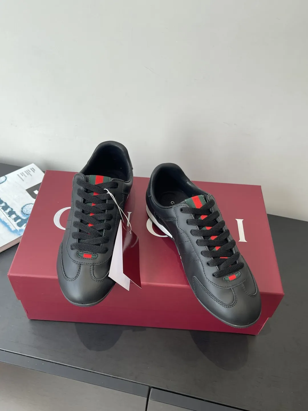 橙子出厂价💰145 男码暂未出货 Gucci 古驰 Shift系列 复古 德训鞋 休闲 运动鞋 阿甘鞋 Gucci Shift系列全新上市 轻盈设计焕新诠释运动风尚 利落廓形更添自在本色 行动间彰显精致质感 织带细节宛如一道延绵不绝的饰带贯穿于整个设计 侧边缝线细节增添点睛之笔 面料原版定制进口头层牛皮 内里原版定制柔软羊皮里 码数 35-44