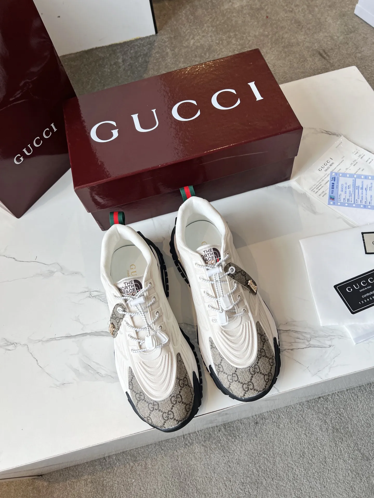 ❤️🔥❤️🔥❤️🔥Gucci系列 2.0运动鞋重金打造❤️🔥❤️🔥❤️🔥焕新演绎品牌标志性条纹织带元素😍😍当复古基因撞上未来感设计🎊🎊这双古驰新鞋直接把潮流阈值拉满💥 ✔️配色卡龙撞色+经典条纹,GG反光滚边,视觉冲击拿捏,出街自带高光滤镜 ✔️ 结构多层异材质拼接,网纱透气、皮革定型,大底EVA发泡及TPU组合😍😍😍时髦与实用双在线 ✔️ 细节做双G中底+标志性双G锁扣鞋带,复古DNA疯狂躁动,每一步都踩在潮流审美上❤️❤️❤️❤️ 配码:男39-44 💰270 👉