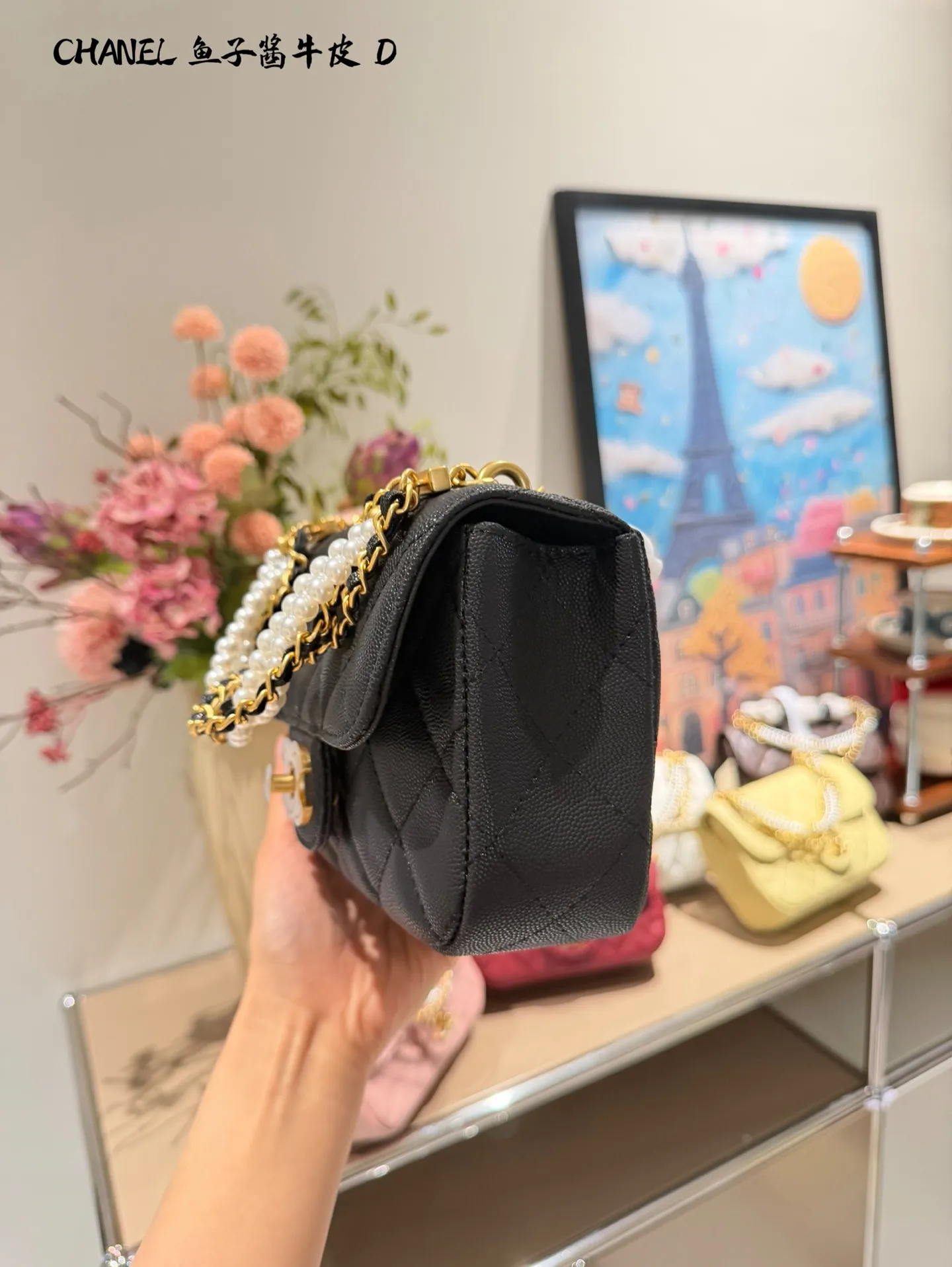p240 香奈儿珍珠链条方胖子​​ 🖤香奈儿24P珍珠链条方胖子，鱼子酱小牛皮经典菱格纹，金色双C扣超有辨识度✨。珍珠链条设计，手提、单肩、斜挎都OK，17&times;12.5&times;5cm容量刚好，日常出行超实用！小羊皮柔软但要注意保养哦～珍珠链条是季节限定，时髦又实用，是香奈儿热门断货款，超适合精致女孩入手！💼双盒包装